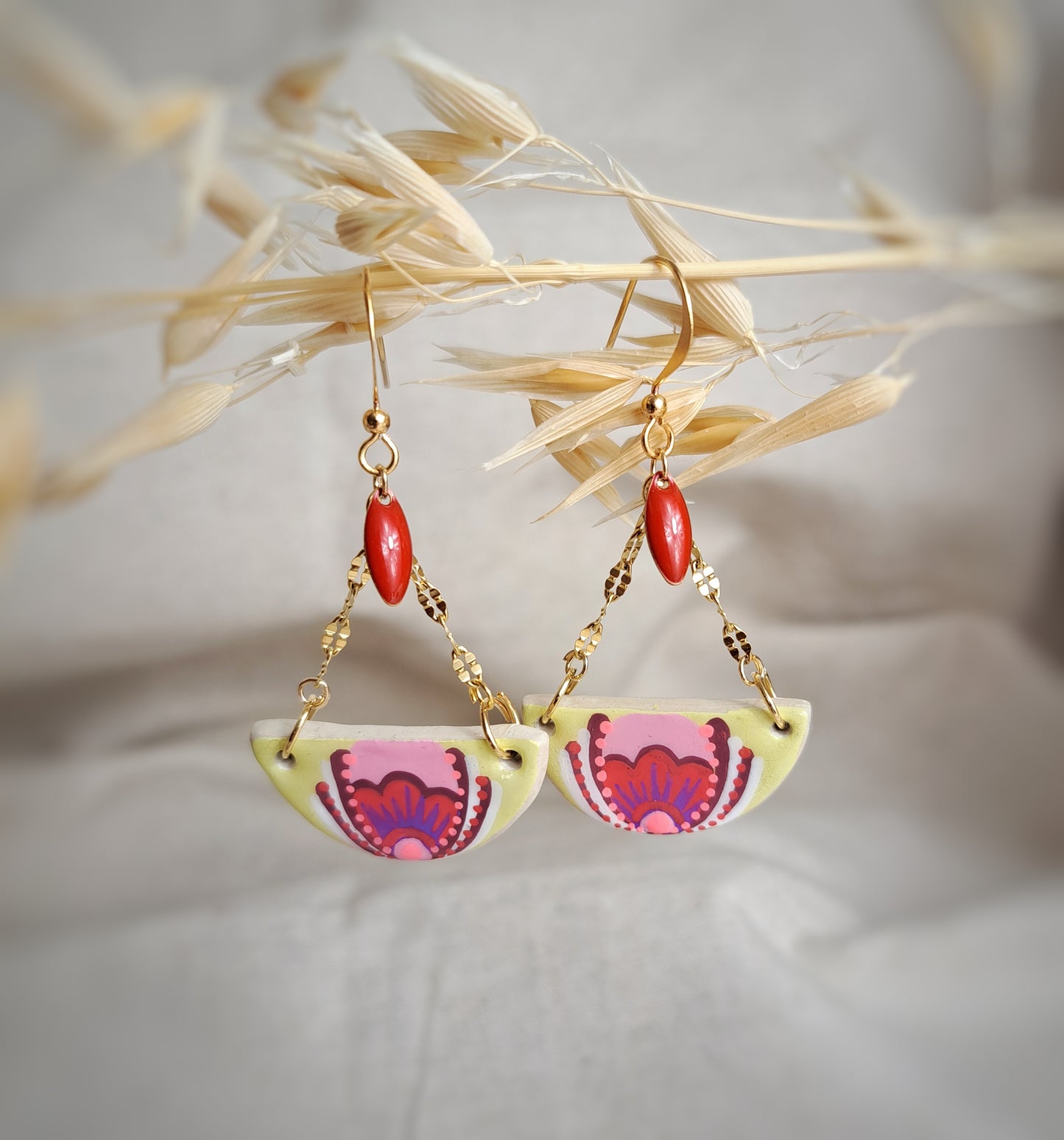 Boucles d'oreilles demi cercle "Folk II" argile/acrylique - rouge/jaune - plaqué or 18k