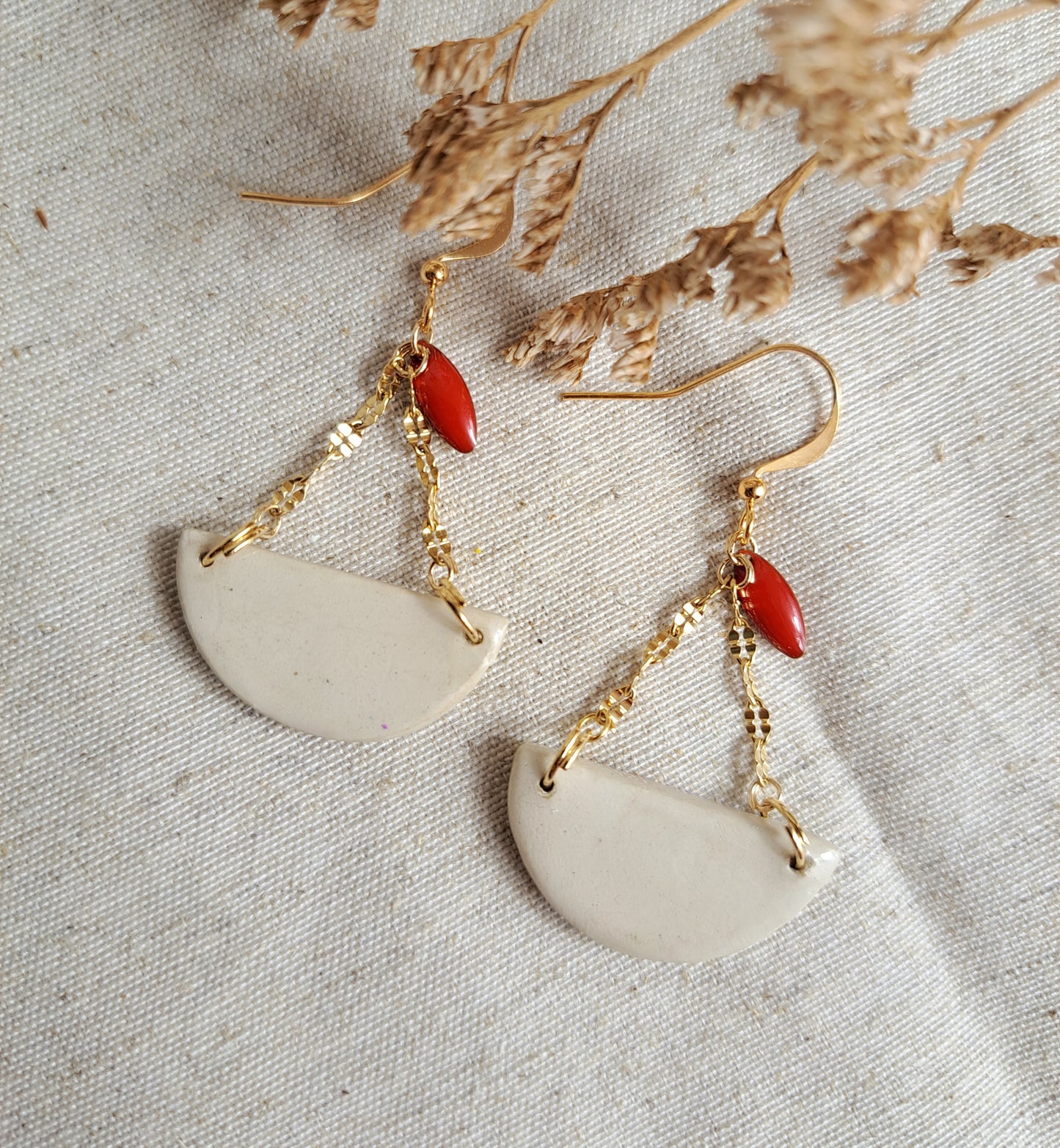 Boucles d'oreilles demi cercle "Folk II" argile/acrylique - rouge/jaune - plaqué or 18k