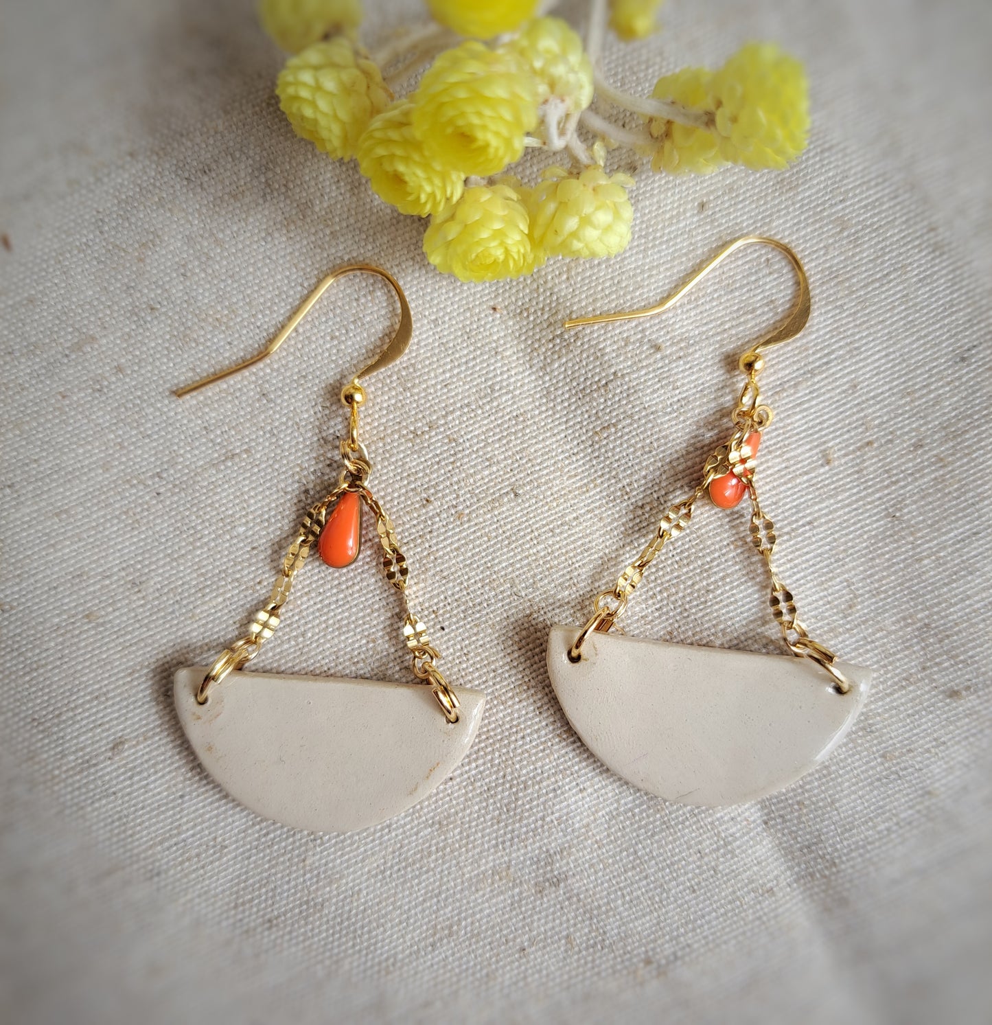 Boucles d'oreilles demi cercle "Folk III" argile/acrylique - orange/bleu - plaqué or 18k
