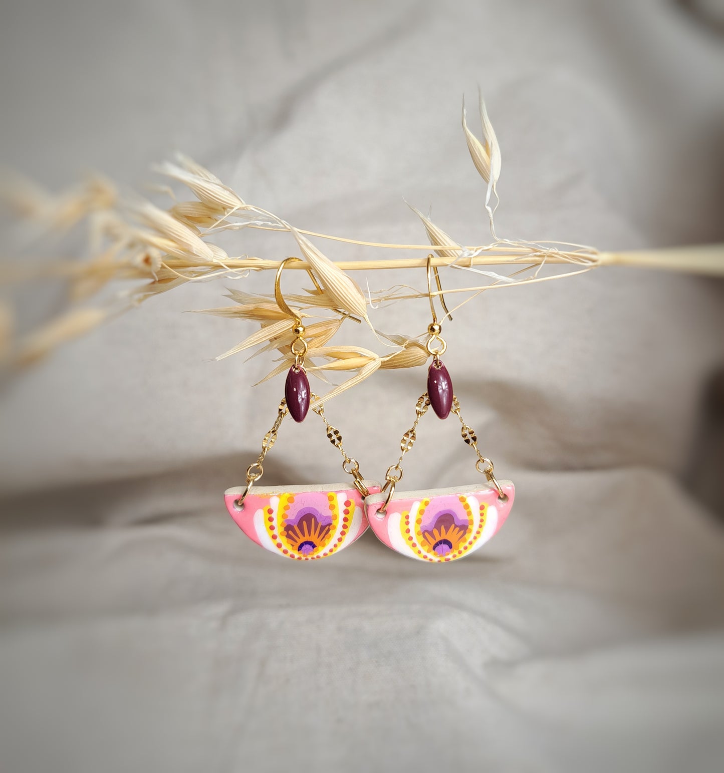 Boucles d'oreilles demi cercle "Folk IV" argile/acrylique - rose/jaune - plaqué or 18k