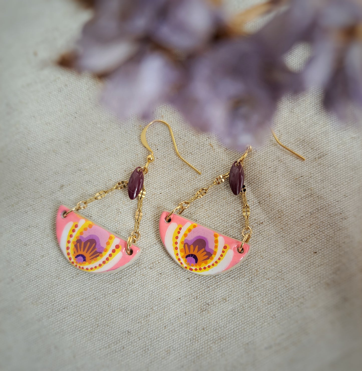 Boucles d'oreilles demi cercle "Folk IV" argile/acrylique - rose/jaune - plaqué or 18k