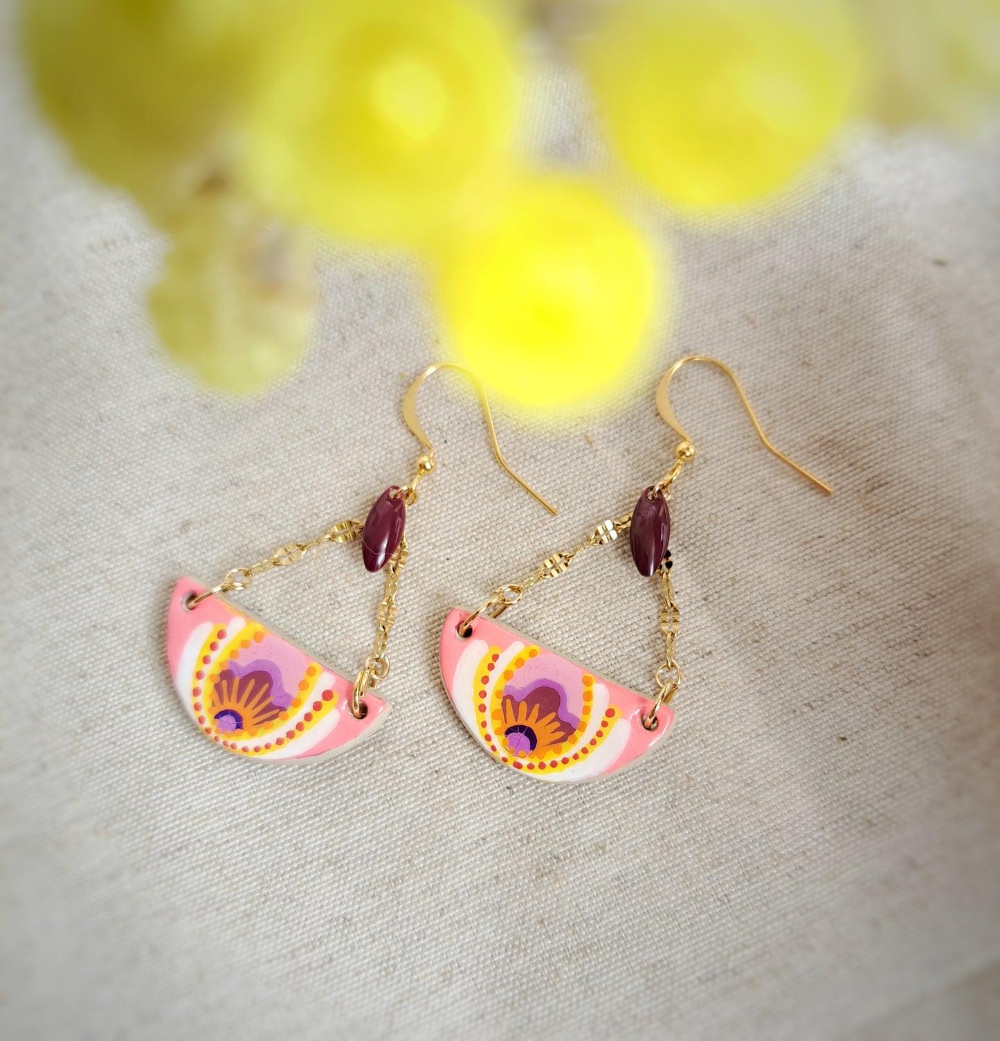 Boucles d'oreilles demi cercle "Folk IV" argile/acrylique - rose/jaune - plaqué or 18k