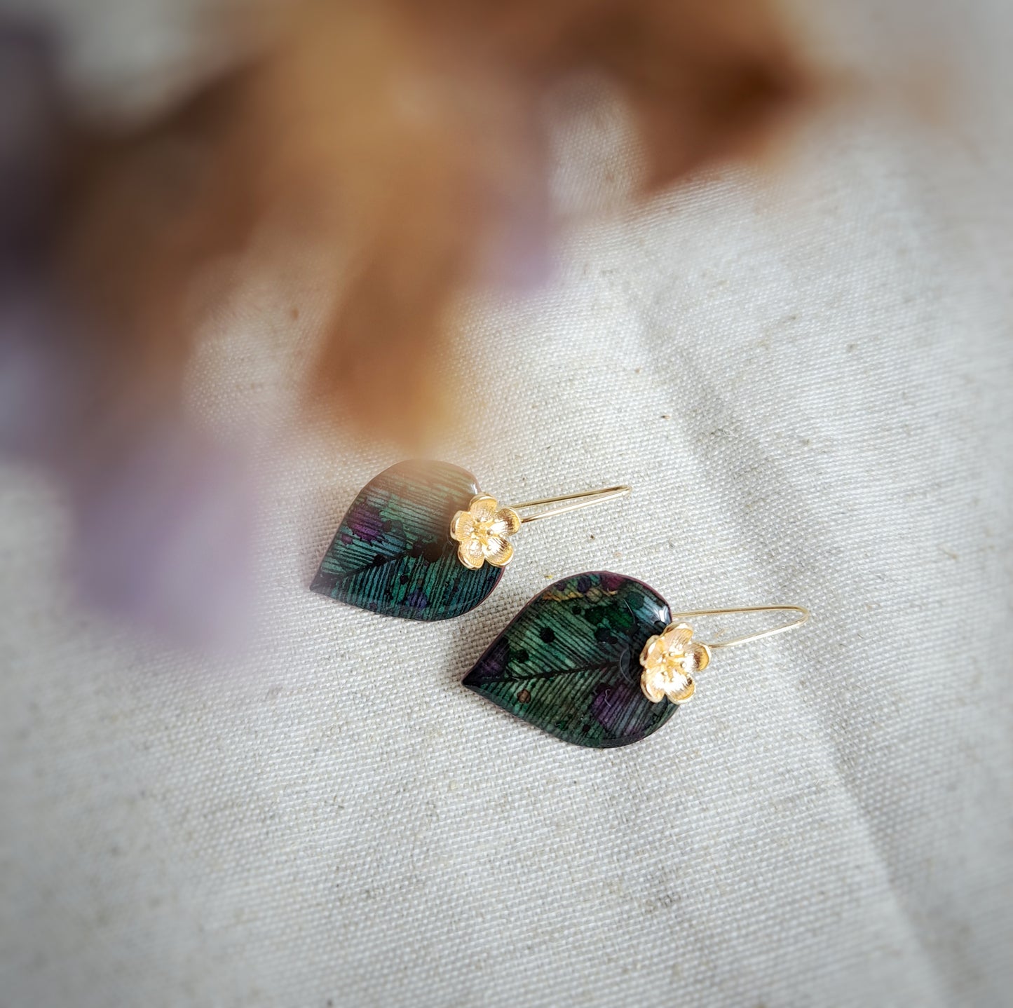 Boucles d'oreilles "Leaf III" vert bordeaux aquarelle -encre noire - plaqué or 18k