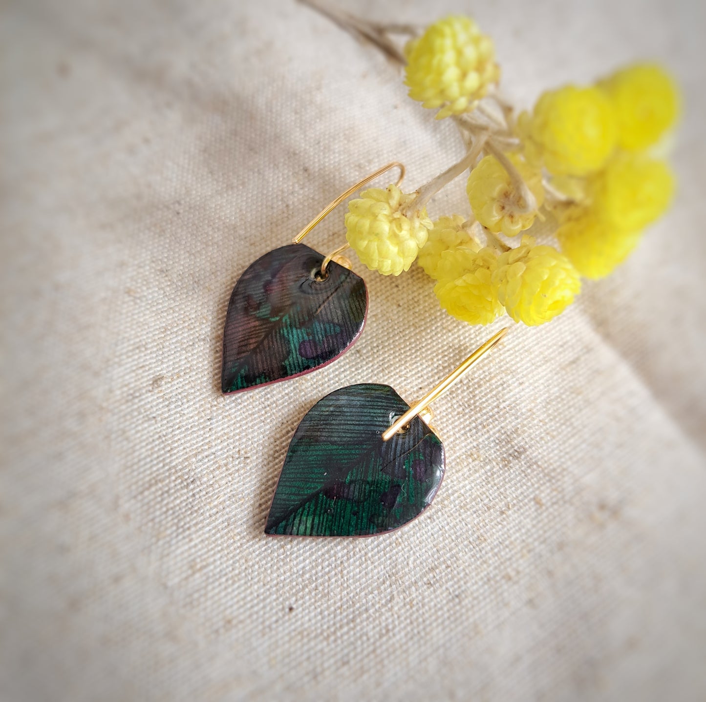 Boucles d'oreilles "Leaf III" vert bordeaux aquarelle -encre noire - plaqué or 18k
