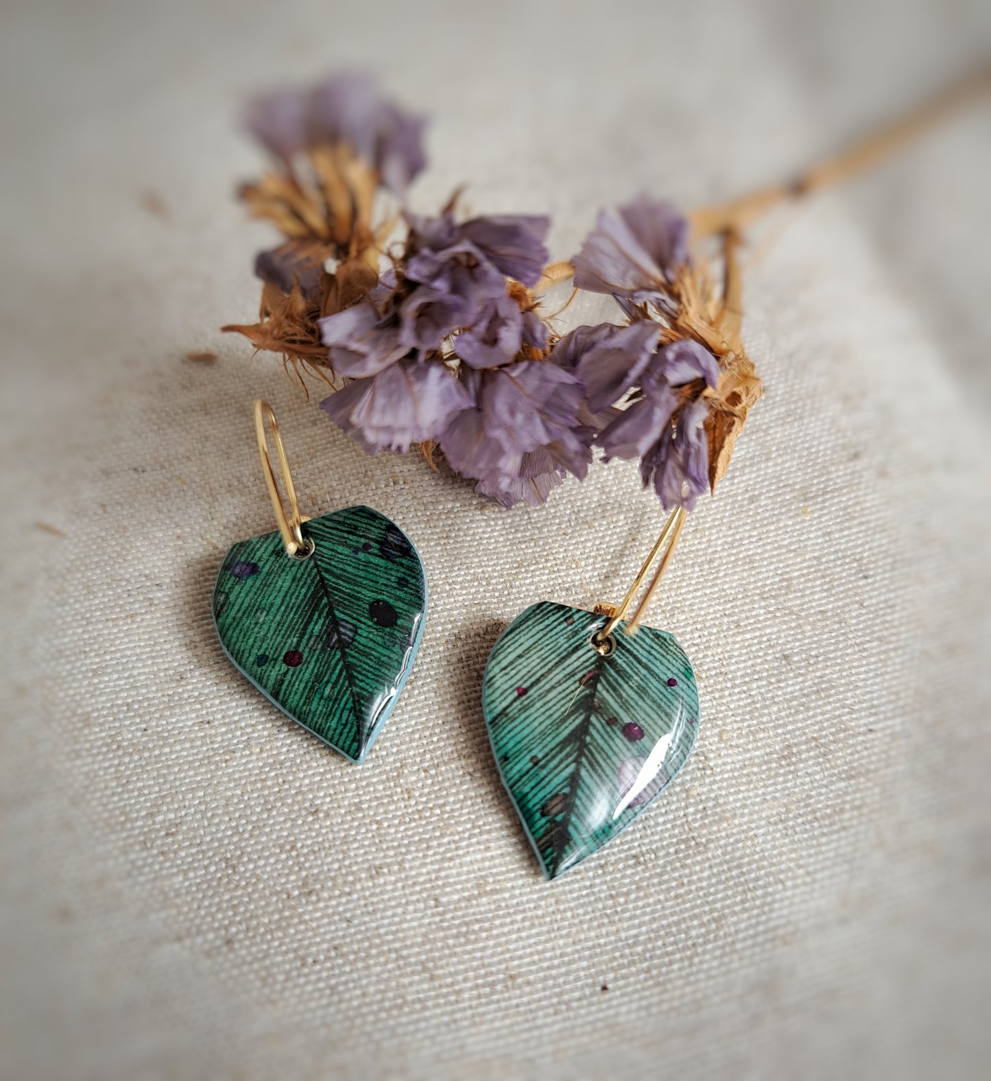 Boucles d'oreilles "Leaf V" bleu gris aquarelle -encre noire - plaqué or 18k