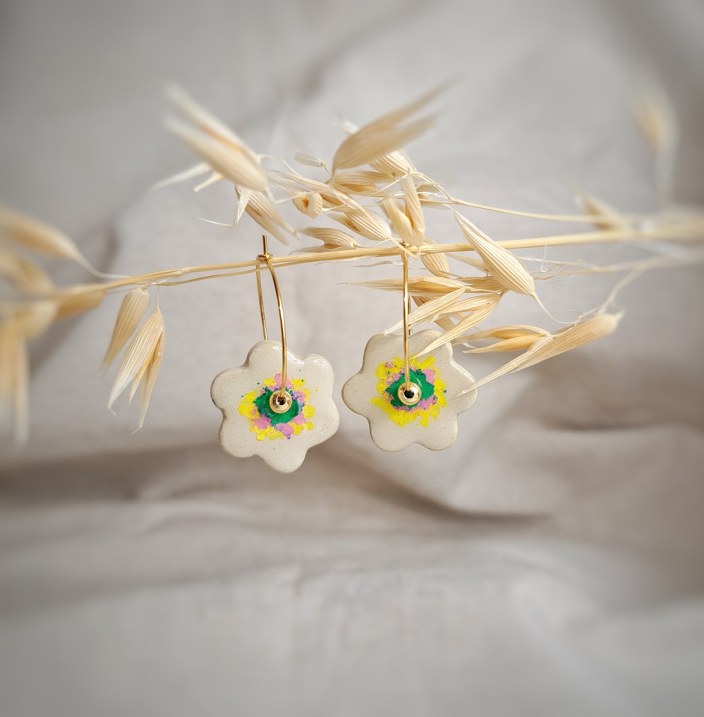 Créoles fleurs "CONFETTI IV" vert menthe, rose, jaune - pastel gras - plaqué or 18k