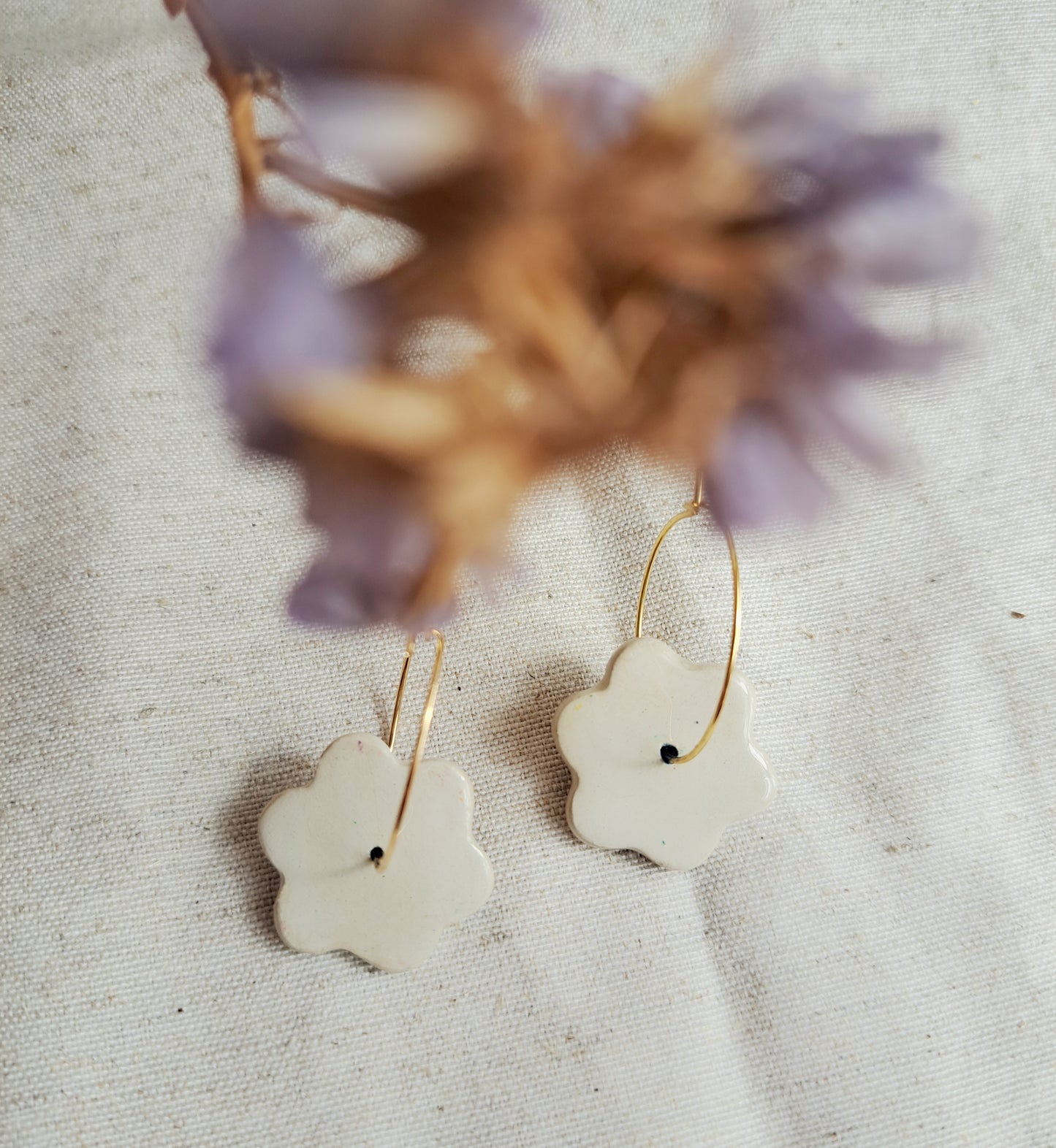 Créoles fleurs "CONFETTI III" rouge violet blanc - pastel gras - plaqué or 18k