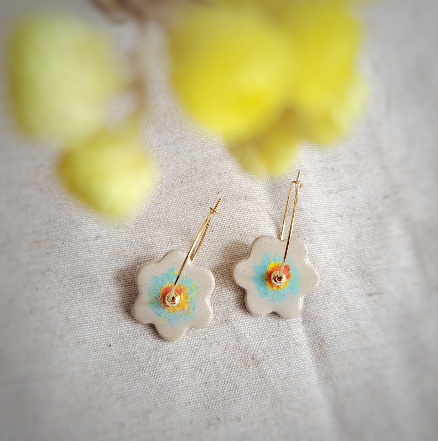 Créoles fleurs "CONFETTI" bleu corail jaune - pastel gras - plaqué or 18k