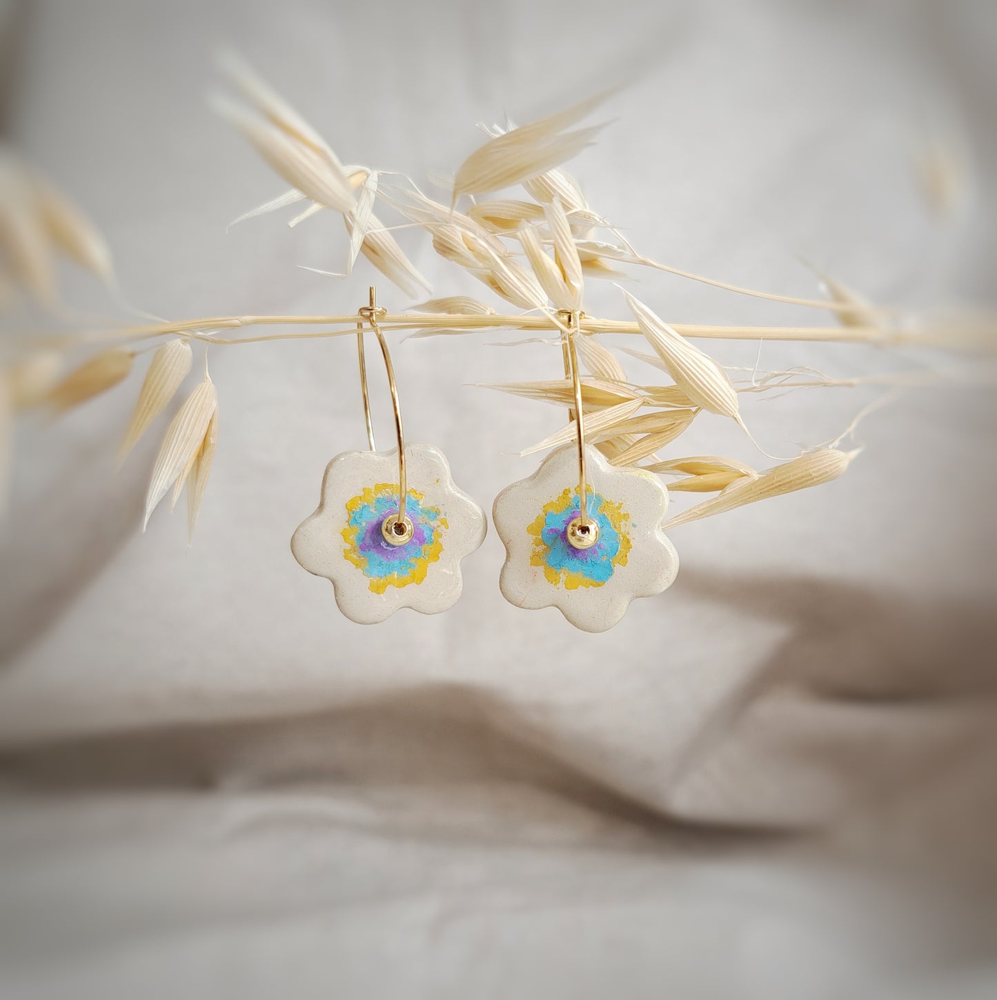 Créoles fleurs "CONFETTI II" bleu parme moutarde - pastel gras - plaqué or 18k