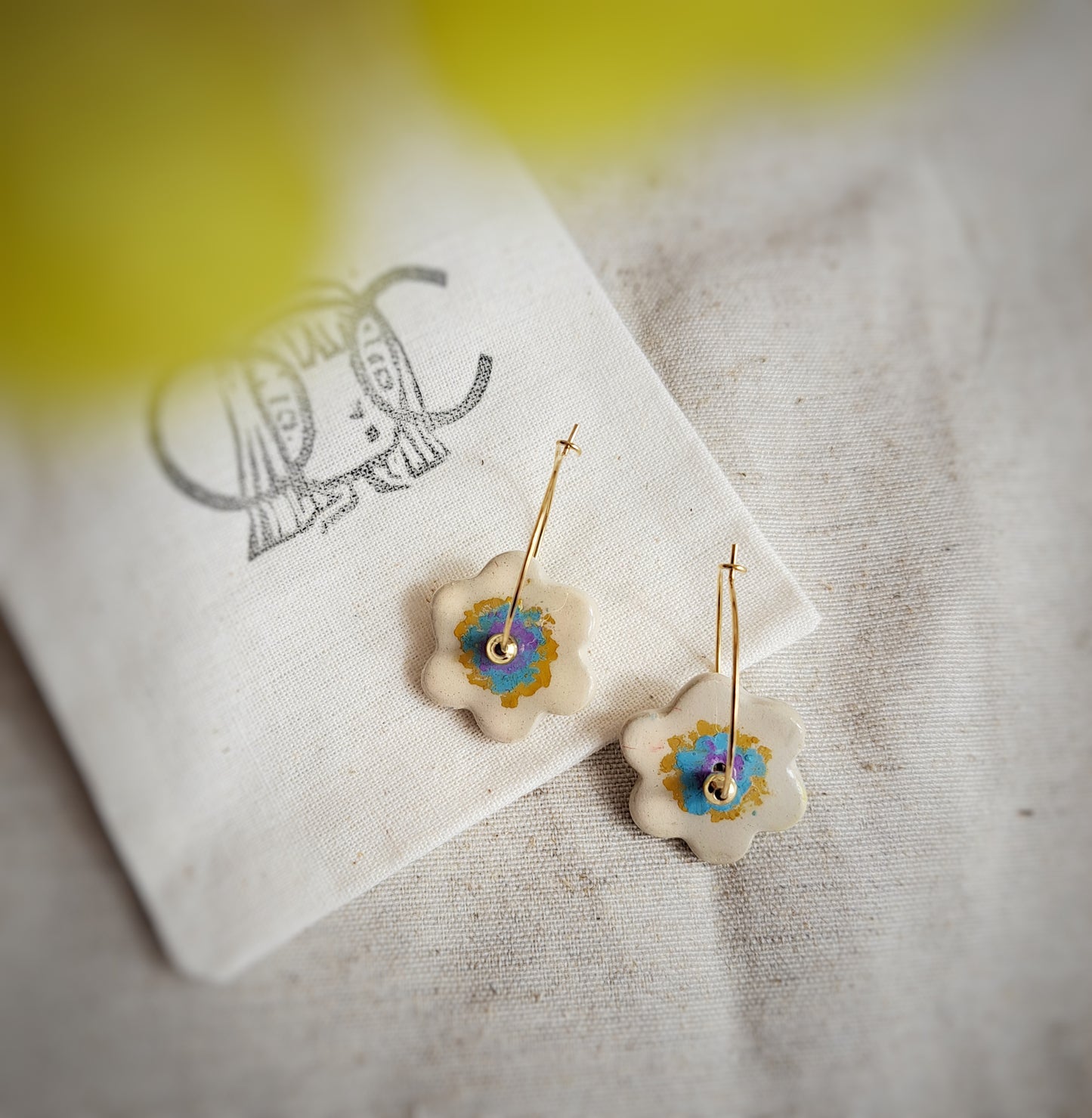 Créoles fleurs "CONFETTI II" bleu parme moutarde - pastel gras - plaqué or 18k