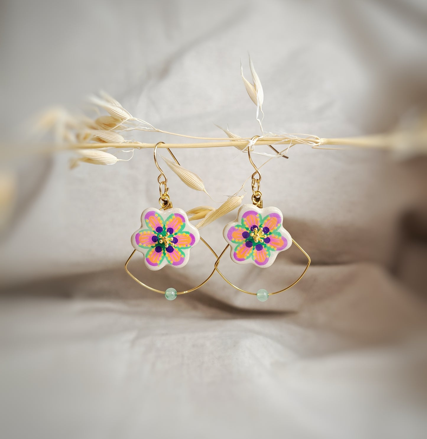 Boucles d'oreilles fleurs "SUMMER"orange rose argile/acrylique - perle naturelle aventurine - plaqué or 18k