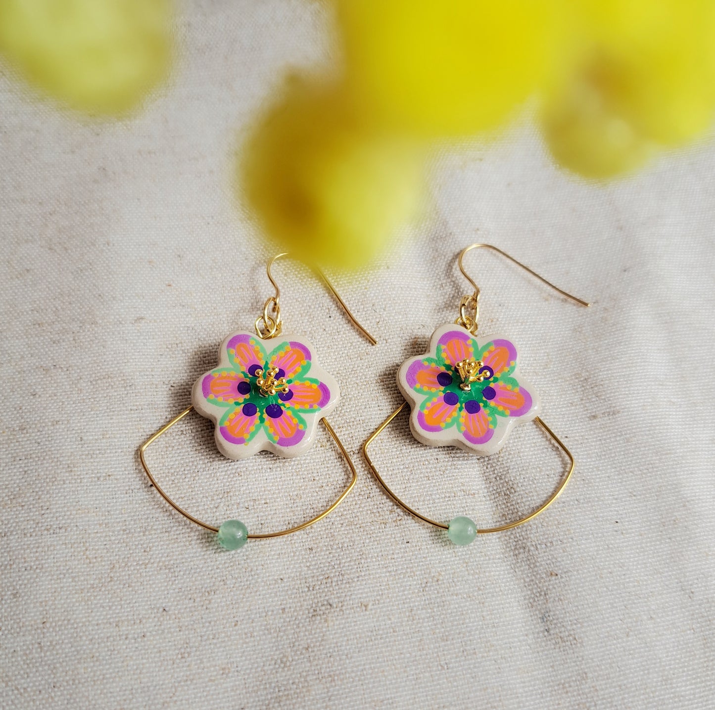 Boucles d'oreilles fleurs "SUMMER"orange rose argile/acrylique - perle naturelle aventurine - plaqué or 18k