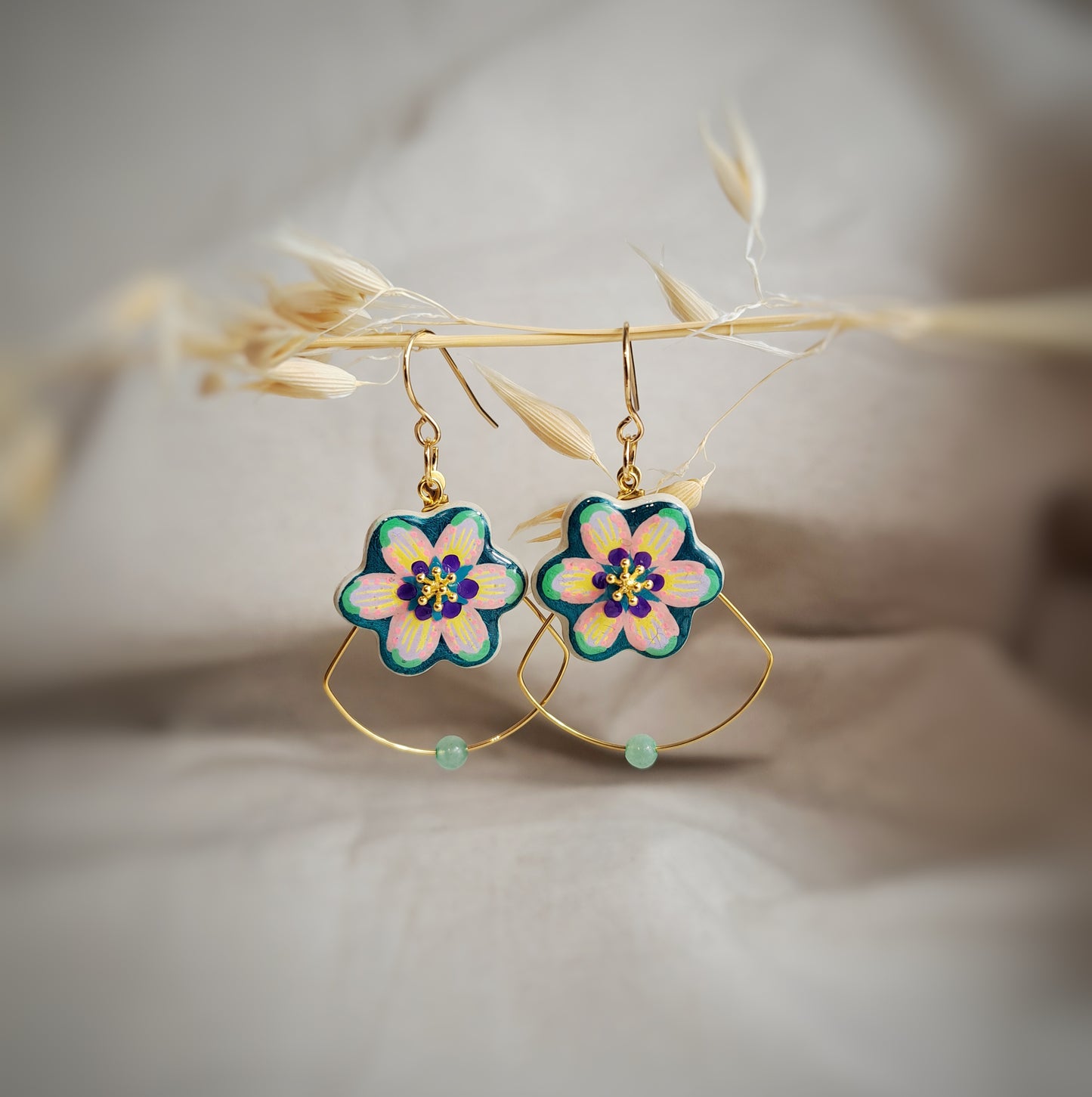 Boucles d'oreilles fleurs "SUMMER II" vert rose argile/acrylique - perle naturelle aventurine - plaqué or 18k
