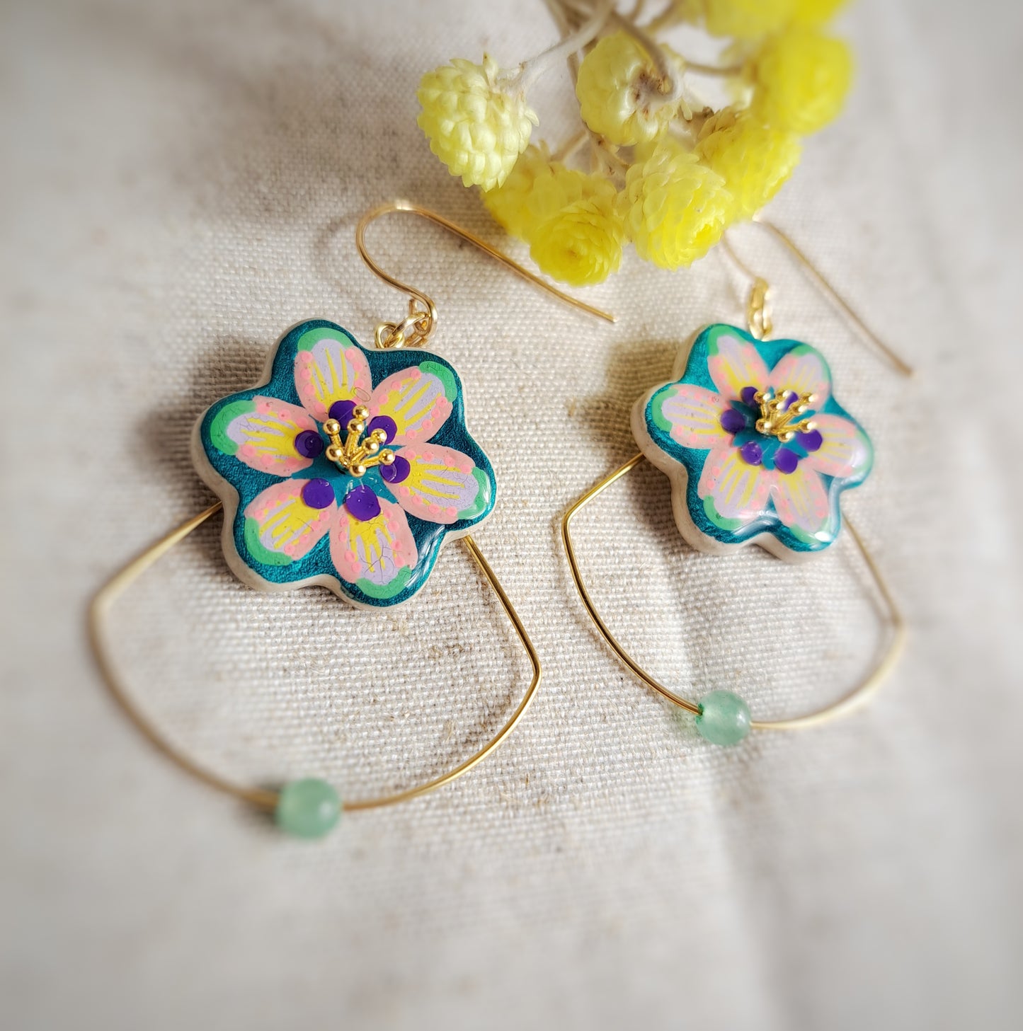 Boucles d'oreilles fleurs "SUMMER II" vert rose argile/acrylique - perle naturelle aventurine - plaqué or 18k