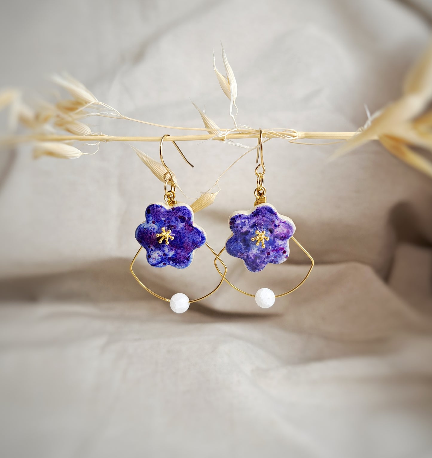 Boucles d'oreilles fleurs "SIMPLY II" bleu violet argile aquarelle - perle naturelle jade blanc - plaqué or 18k
