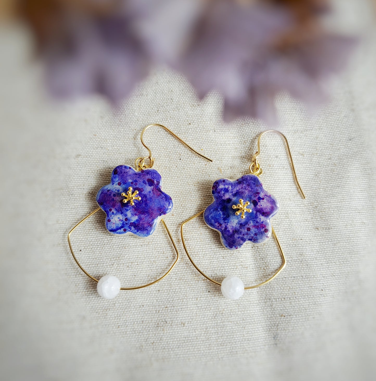 Boucles d'oreilles fleurs "SIMPLY II" bleu violet argile aquarelle - perle naturelle jade blanc - plaqué or 18k