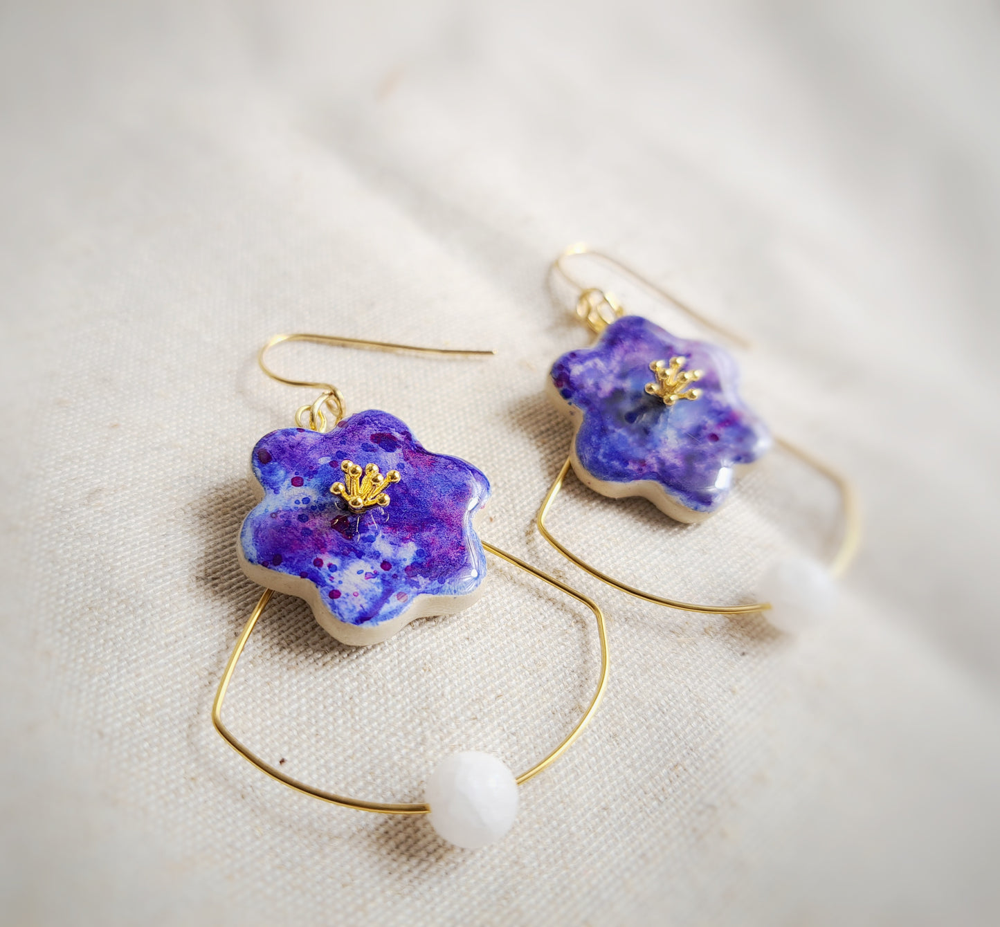 Boucles d'oreilles fleurs "SIMPLY II" bleu violet argile aquarelle - perle naturelle jade blanc - plaqué or 18k