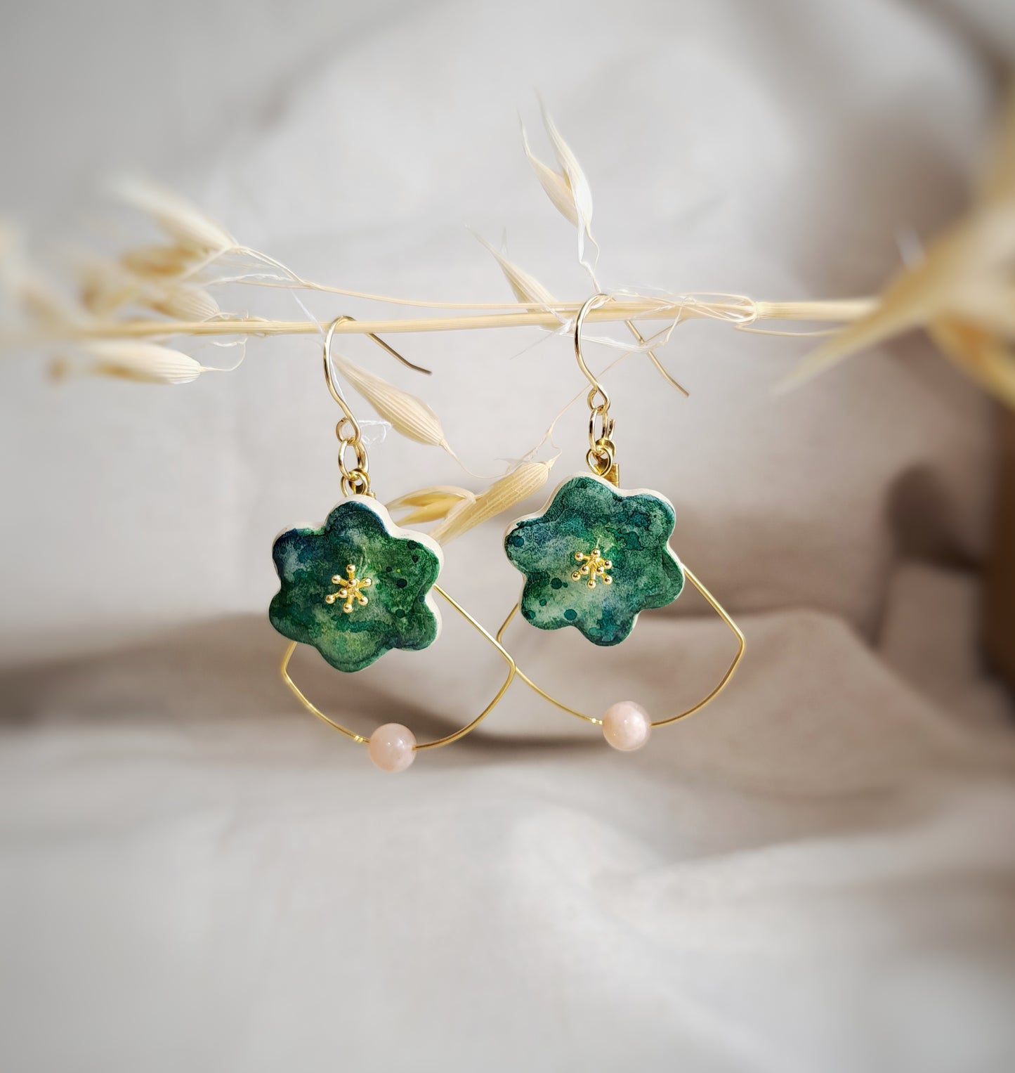 Boucles d'oreilles fleurs "SIMPLY" vert rose argile aquarelle - perle naturelle pierre de lune pêche - plaqué or 18k