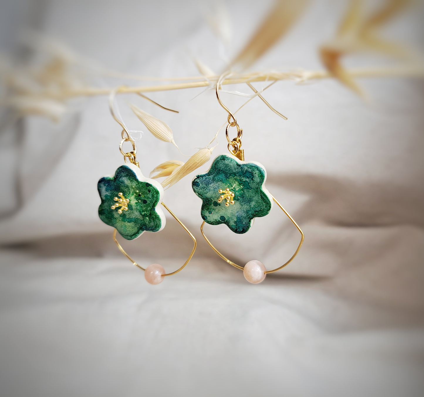 Boucles d'oreilles fleurs "SIMPLY" vert rose argile aquarelle - perle naturelle pierre de lune pêche - plaqué or 18k