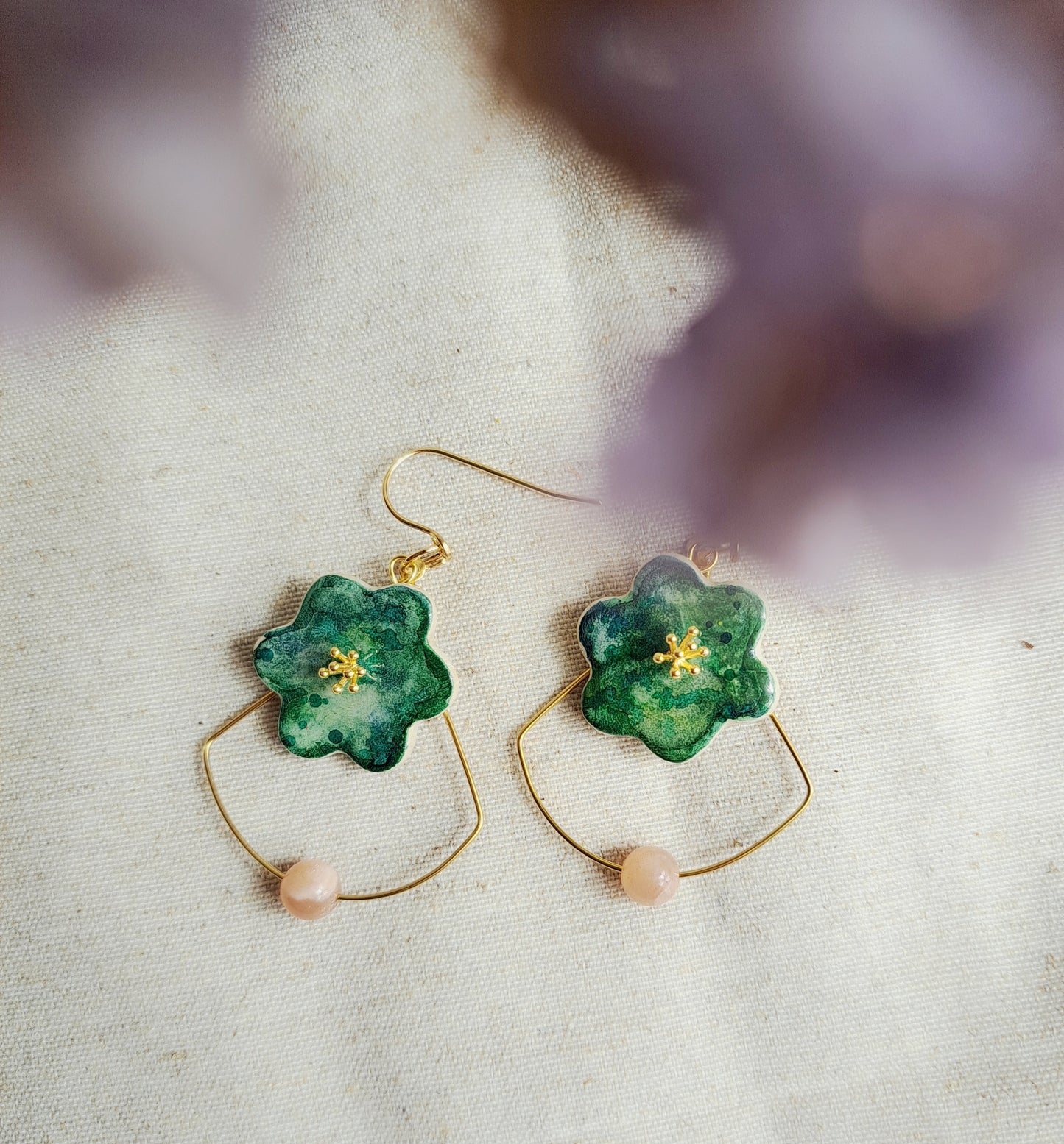Boucles d'oreilles fleurs "SIMPLY" vert rose argile aquarelle - perle naturelle pierre de lune pêche - plaqué or 18k