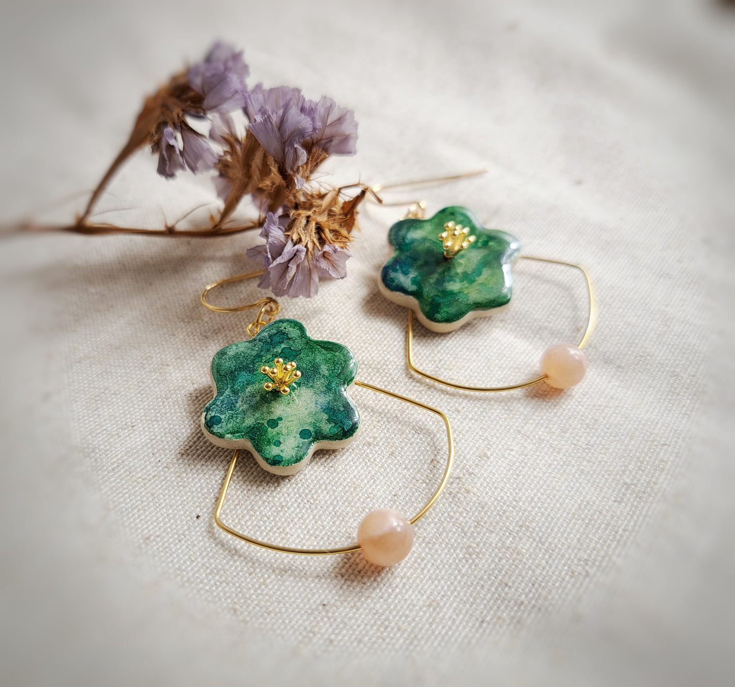 Boucles d'oreilles fleurs "SIMPLY" vert rose argile aquarelle - perle naturelle pierre de lune pêche - plaqué or 18k