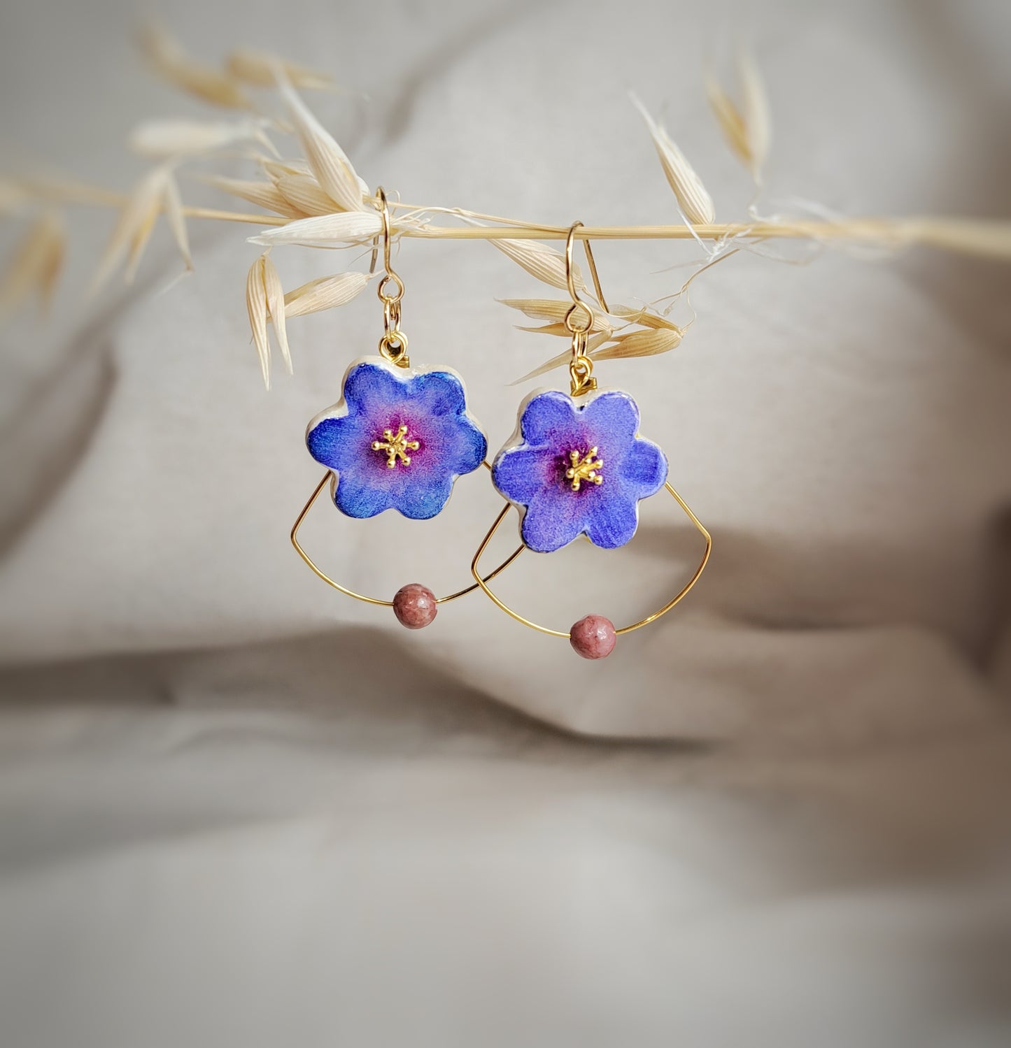 Boucles d'oreilles fleurs "SIMPLY III" bleu outremer pourpre argile aquarelle - perle naturelle Rhodonite - plaqué or 18k