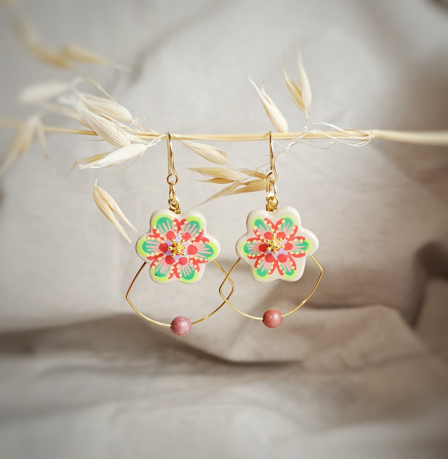 Boucles d'oreilles fleurs "SUMMER III" vert rouge violine argile/acrylique - perle naturelle Rhodonite - plaqué or 18k