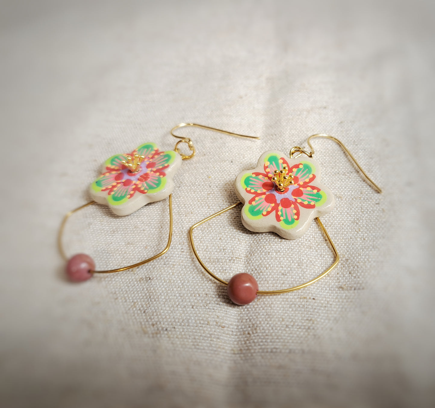 Boucles d'oreilles fleurs "SUMMER III" vert rouge violine argile/acrylique - perle naturelle Rhodonite - plaqué or 18k