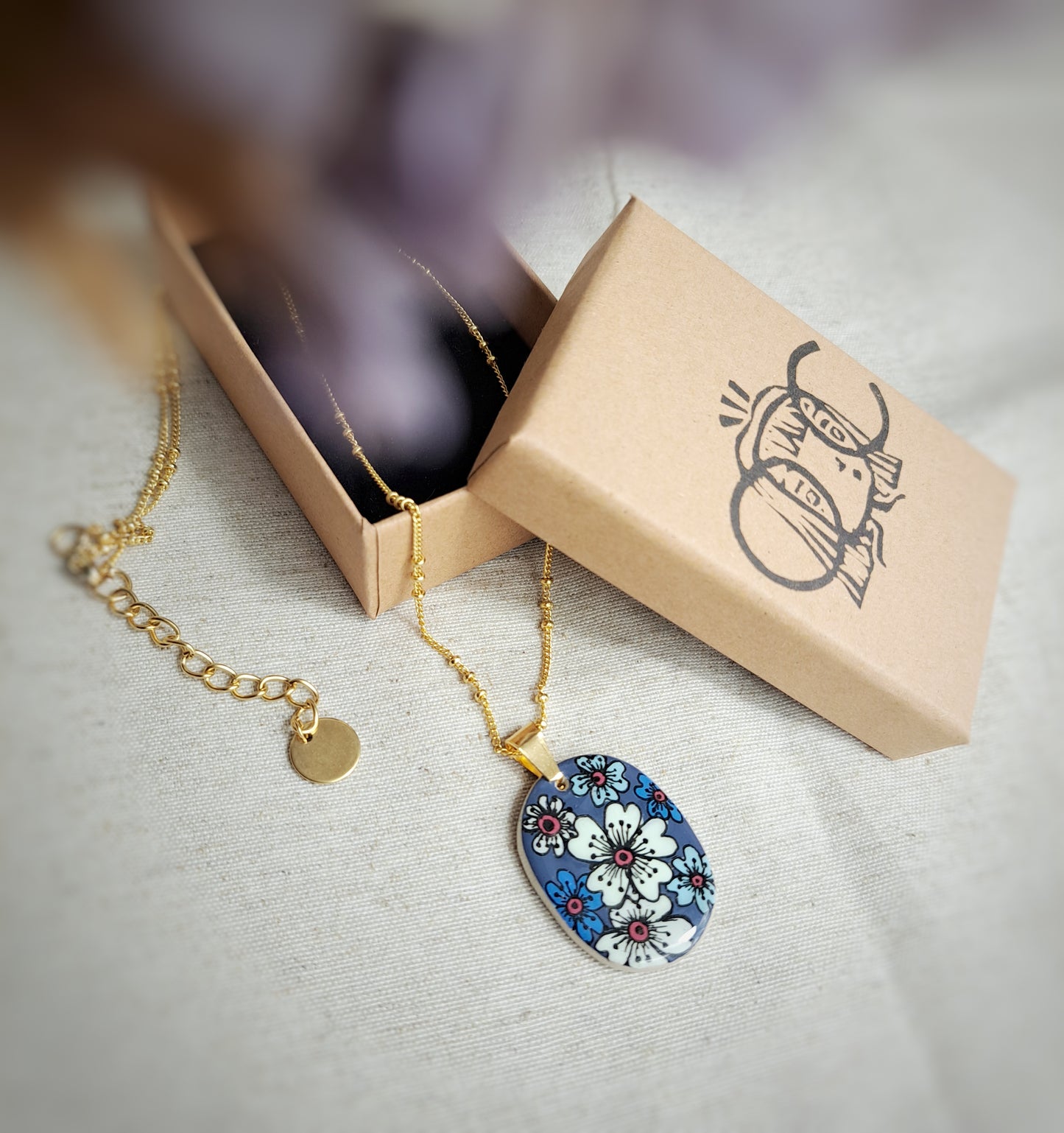 Collier motifs floraux bleu gris vert pâle argile acrylique - plaqué or 18k