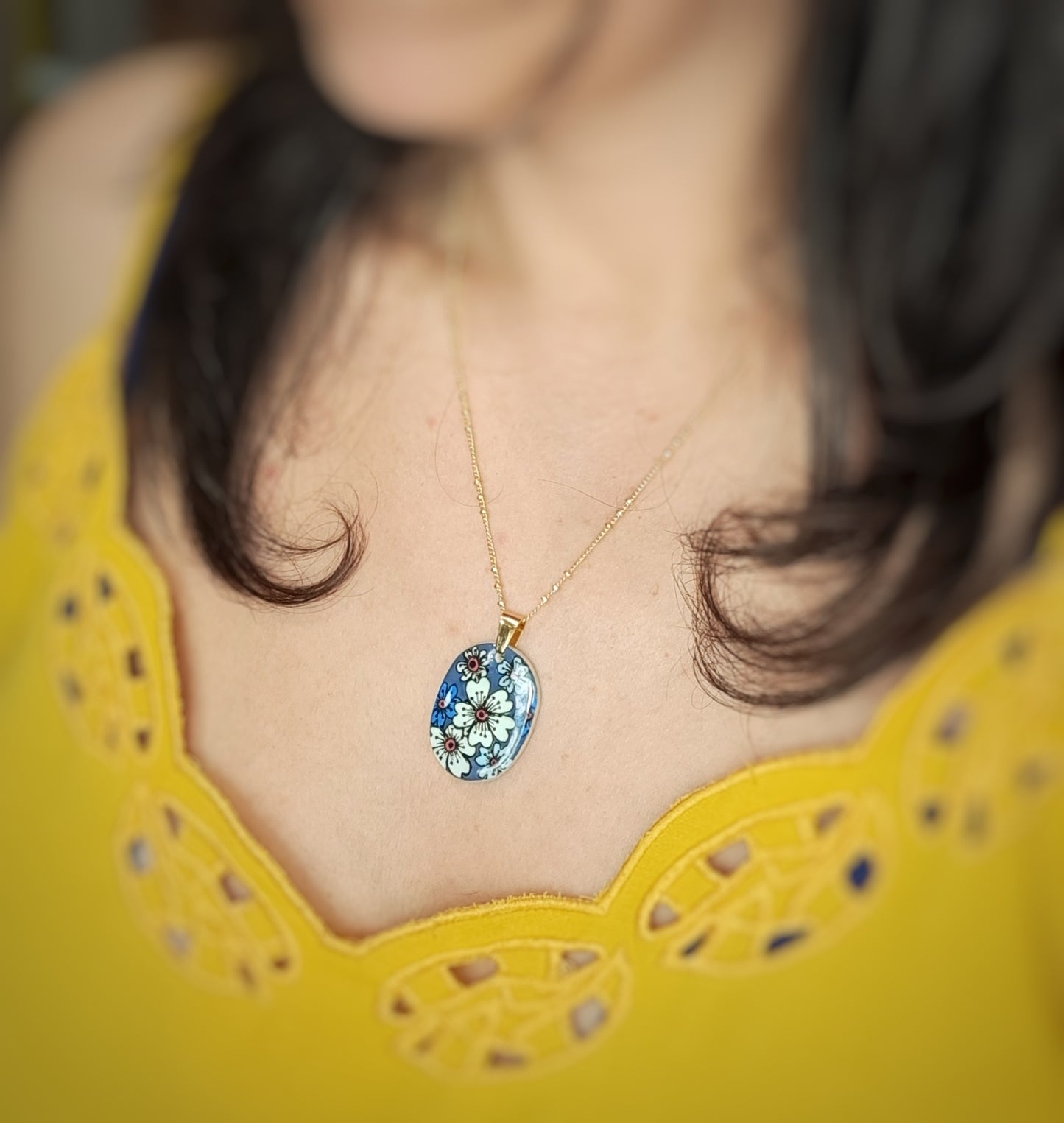 Collier motifs floraux bleu gris vert pâle argile acrylique - plaqué or 18k