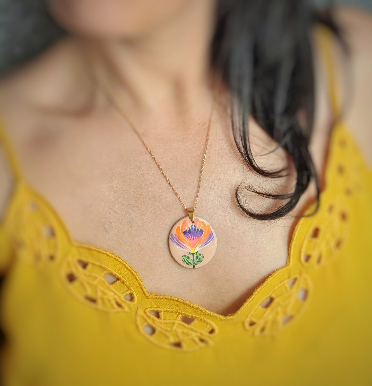 Collier fleur "FOLK II" parme violet orange argile/acrylique - plaqué or 18k