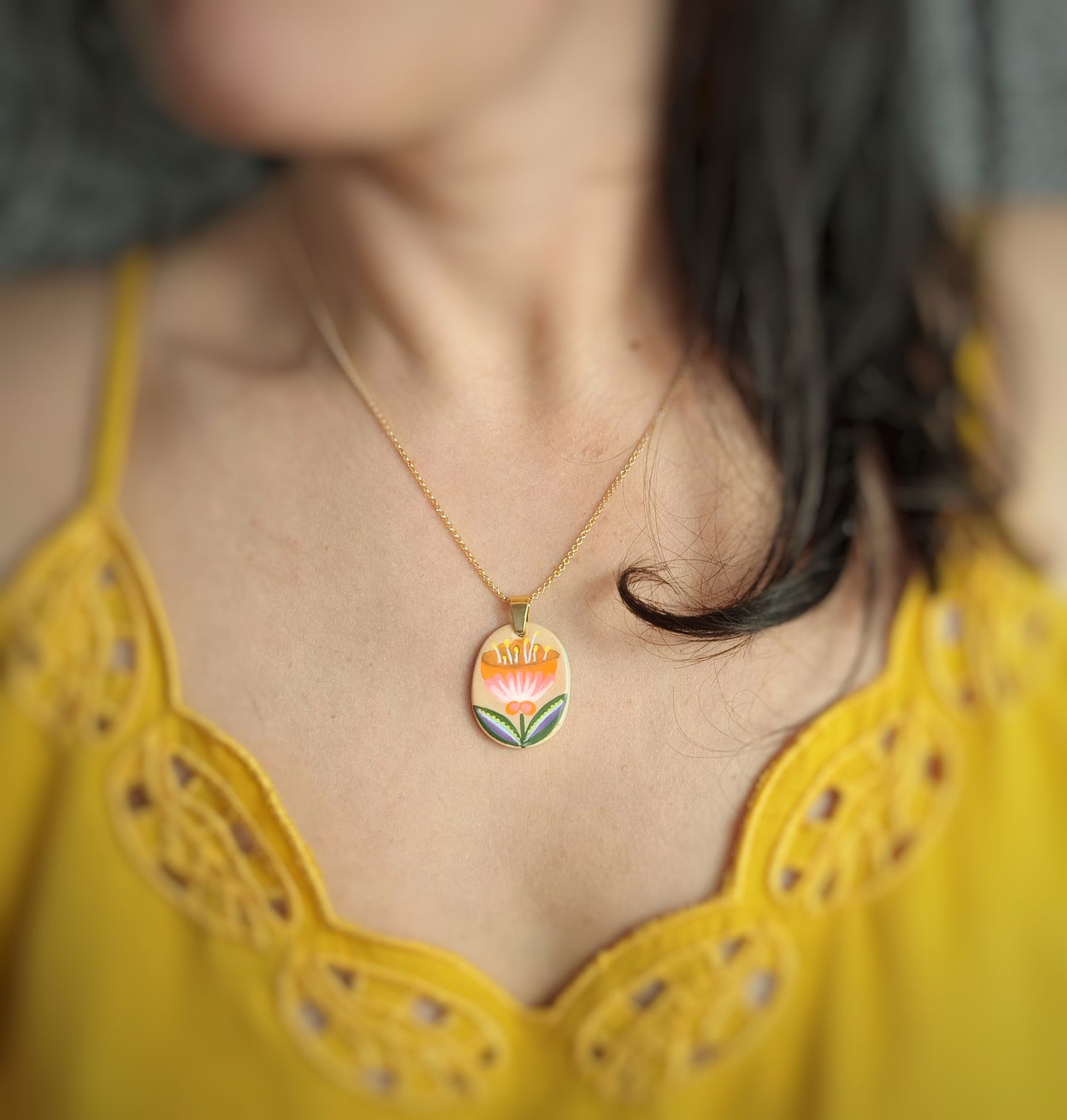 Collier fleur "FOLK" rose orange argile/acrylique - plaqué or 18k