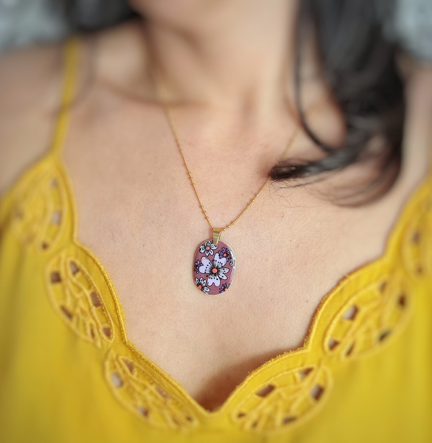 Collier motifs floraux violet bordeaux argile/acrylique - plaqué or 18k
