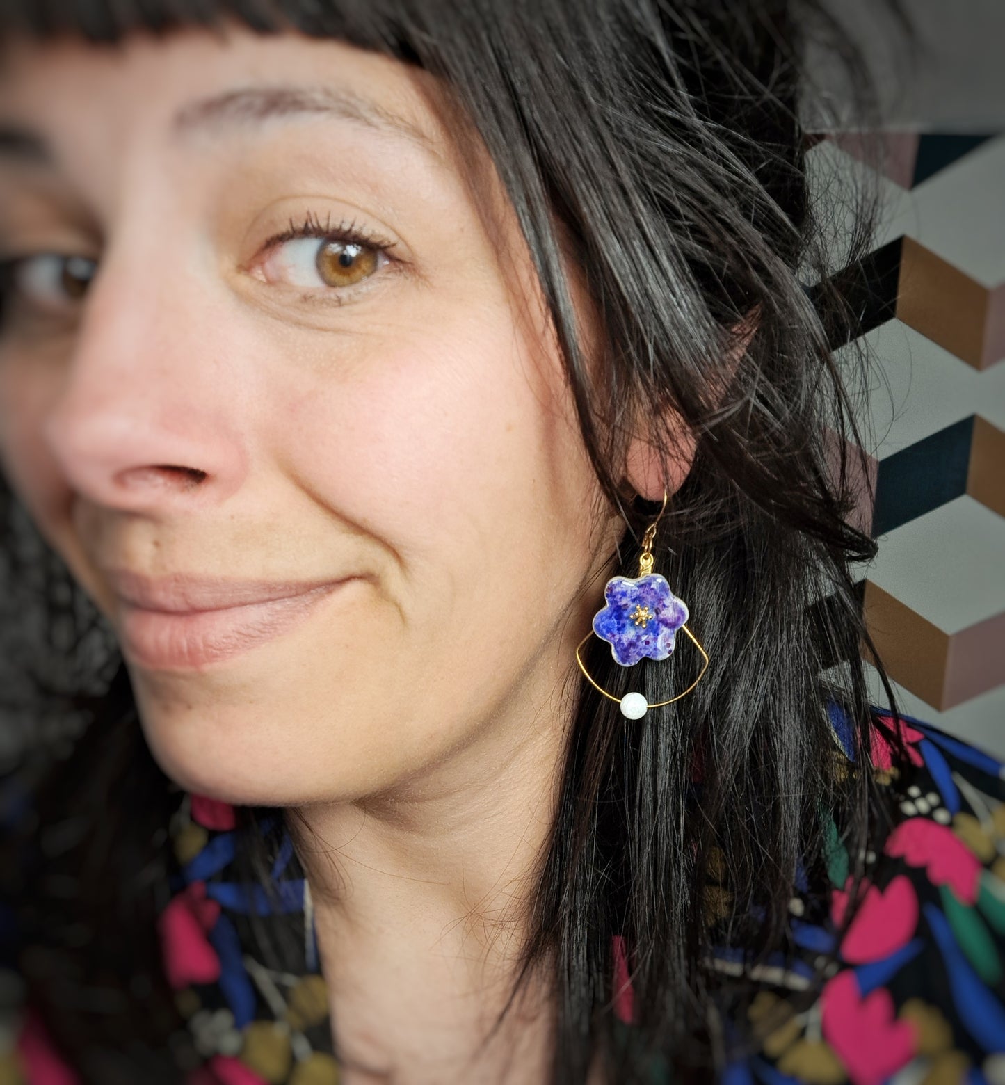 Boucles d'oreilles fleurs "SIMPLY II" bleu violet argile aquarelle - perle naturelle jade blanc - plaqué or 18k