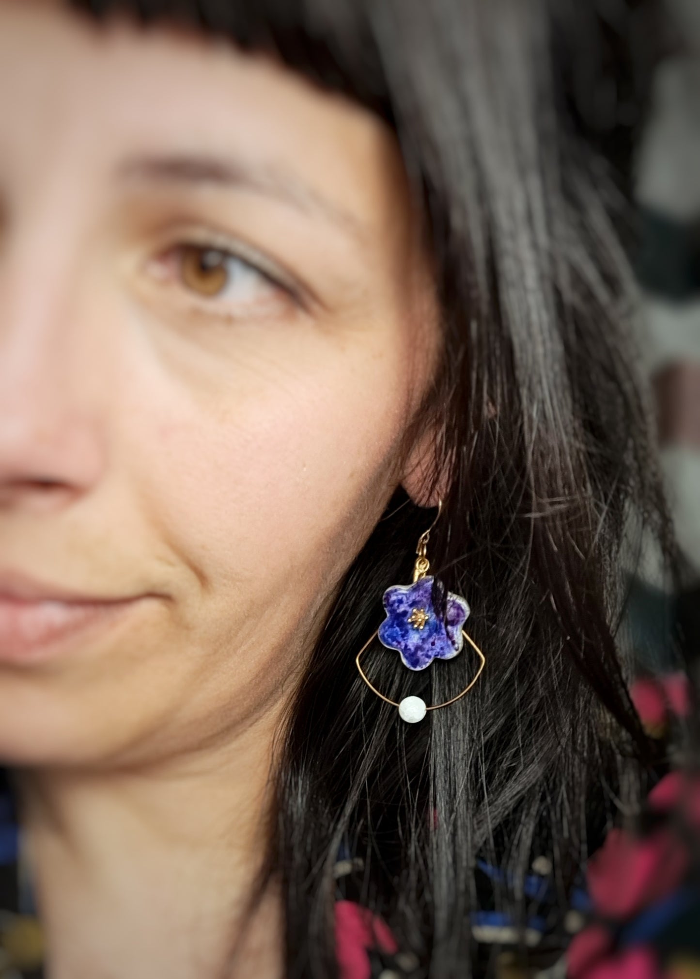 Boucles d'oreilles fleurs "SIMPLY III" bleu outremer pourpre argile aquarelle - perle naturelle Rhodonite - plaqué or 18k