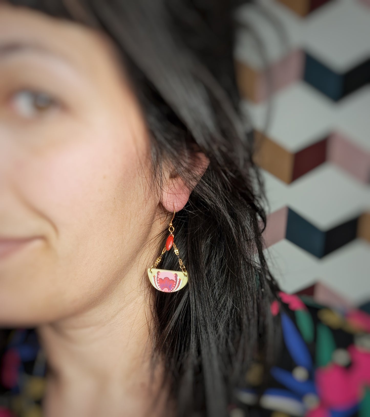 Boucles d'oreilles demi cercle "Folk II" argile/acrylique - rouge/jaune - plaqué or 18k