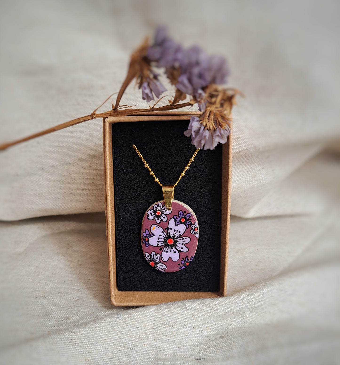 Collier motifs floraux violet bordeaux argile/acrylique - plaqué or 18k