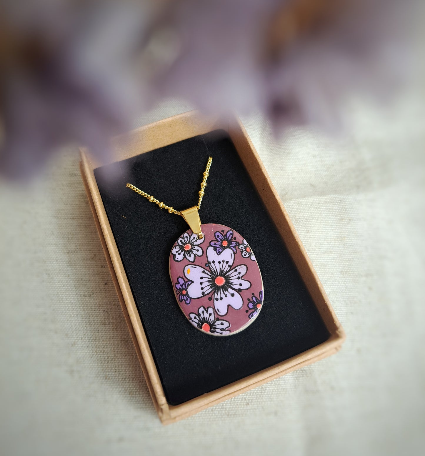 Collier motifs floraux violet bordeaux argile/acrylique - plaqué or 18k