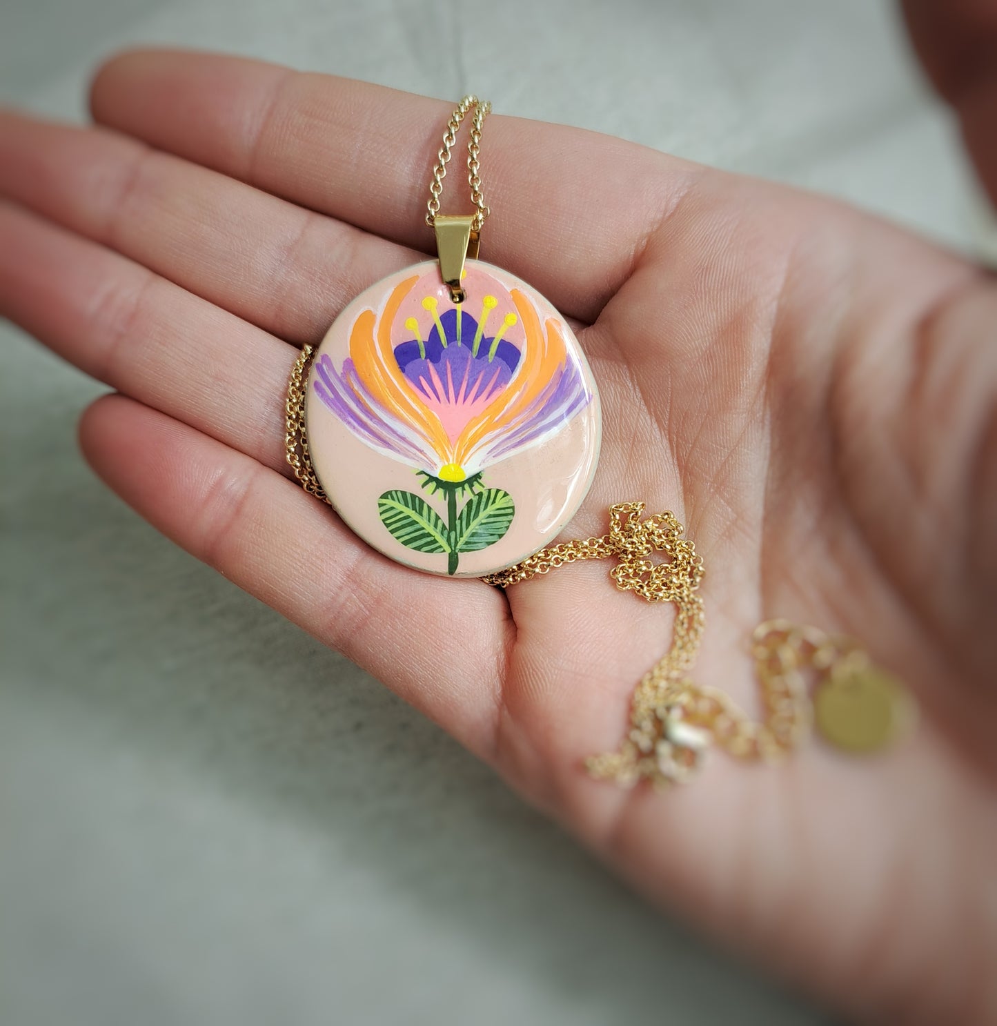 Collier fleur "FOLK II" parme violet orange argile/acrylique - plaqué or 18k