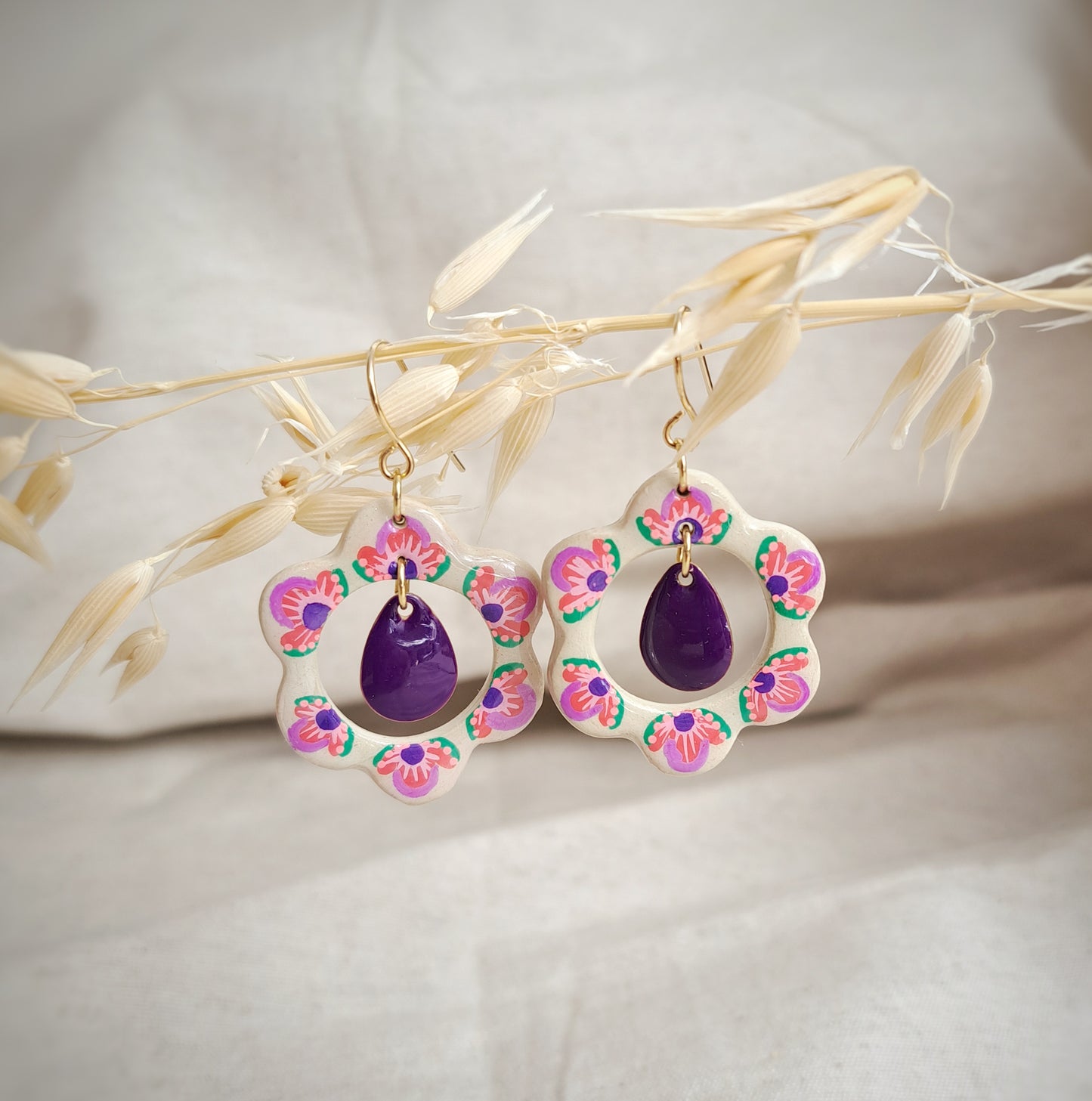 Boucles d'oreilles fleurs "Folk II" argile / acrylique rose - violet plaqué or 18k