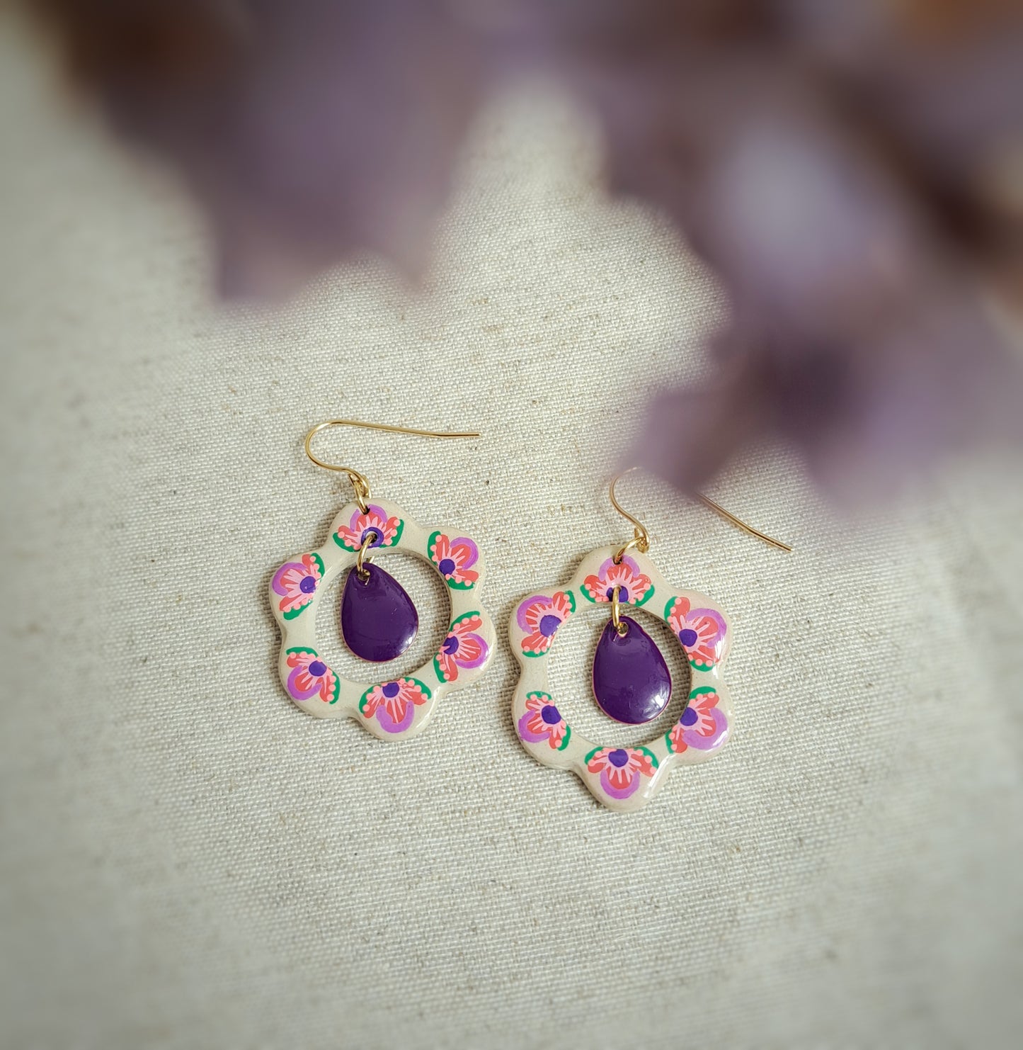 Boucles d'oreilles fleurs "Folk II" argile / acrylique rose - violet plaqué or 18k