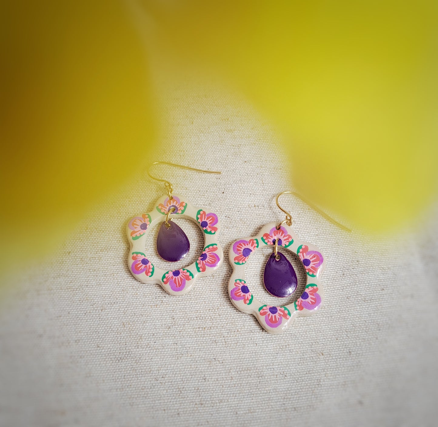 Boucles d'oreilles fleurs "Folk II" argile / acrylique rose - violet plaqué or 18k