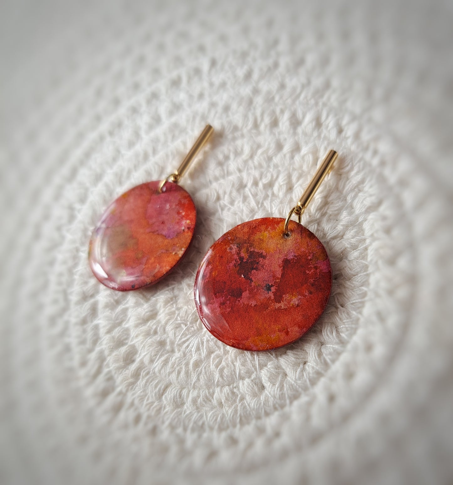 Boucles puces cercle aquarelle - camaïeu rouge - plaqué or 18k