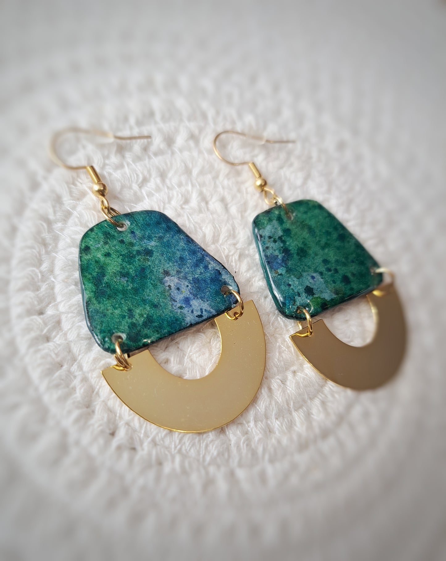 Boucles d'oreilles géométriques bleu vert aquarelle - demi cercle plaqué or 18k
