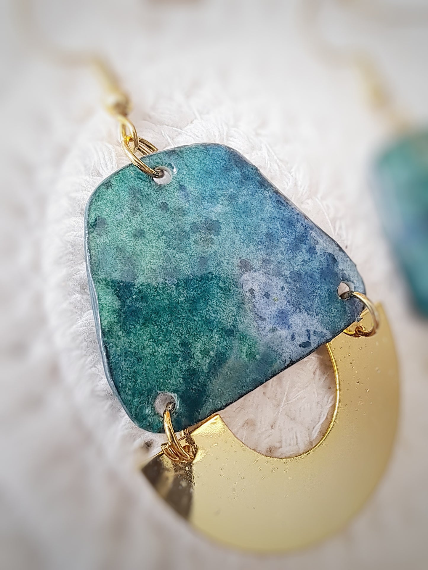 Boucles d'oreilles géométriques bleu vert aquarelle - demi cercle plaqué or 18k