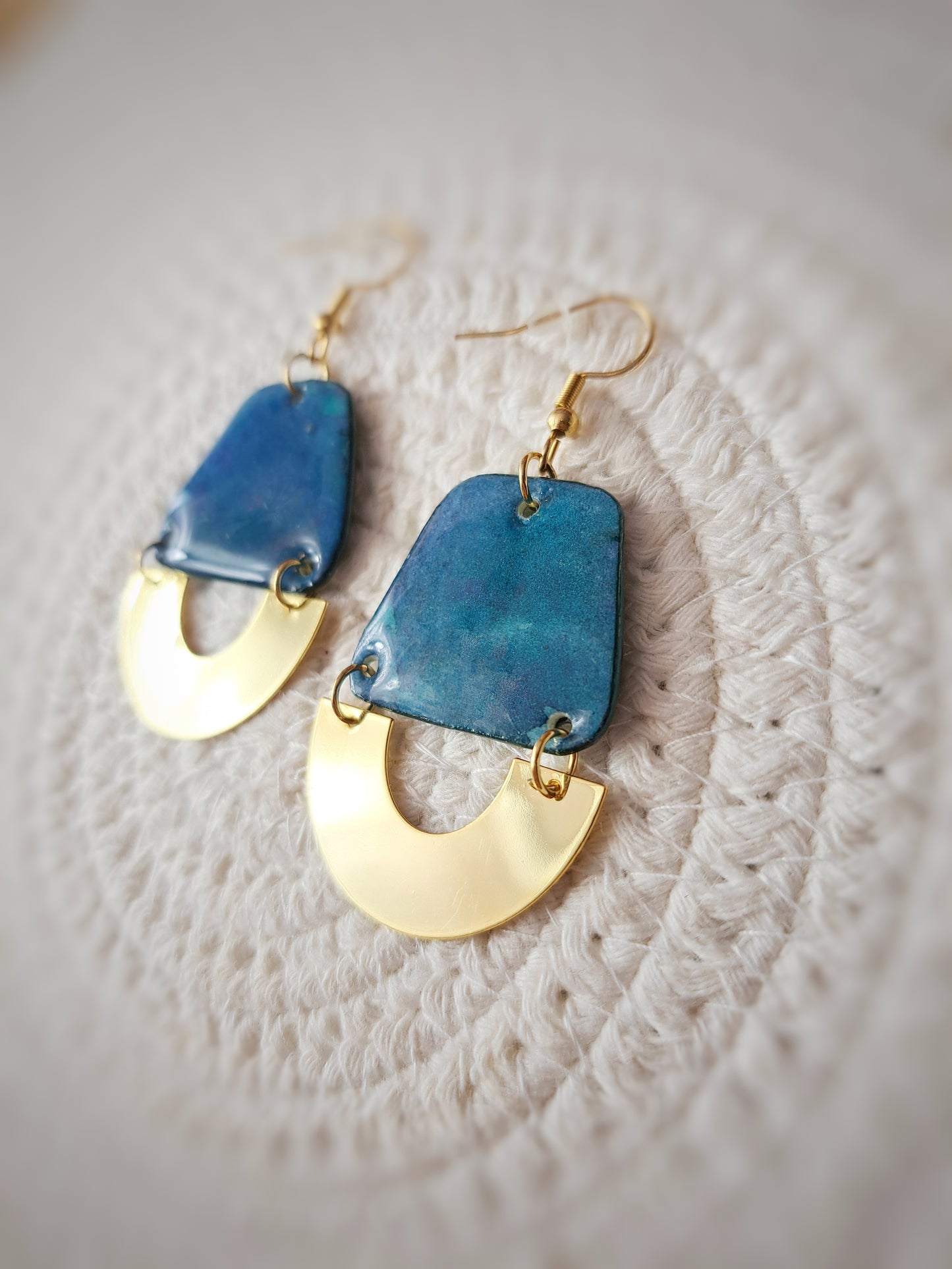 Boucles d'oreilles géométriques bleu vert aquarelle - demi cercle plaqué or 18k