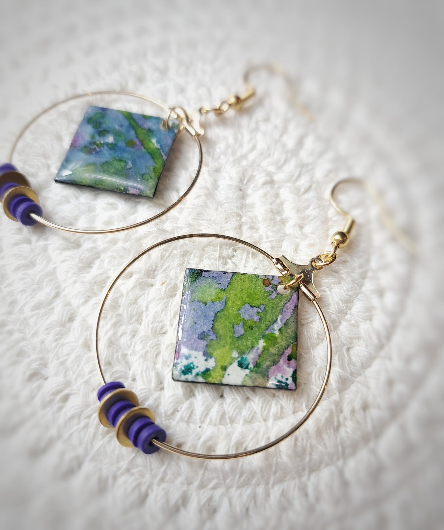 Boucles créoles losange lilas aquarelle & plaqué or 18k