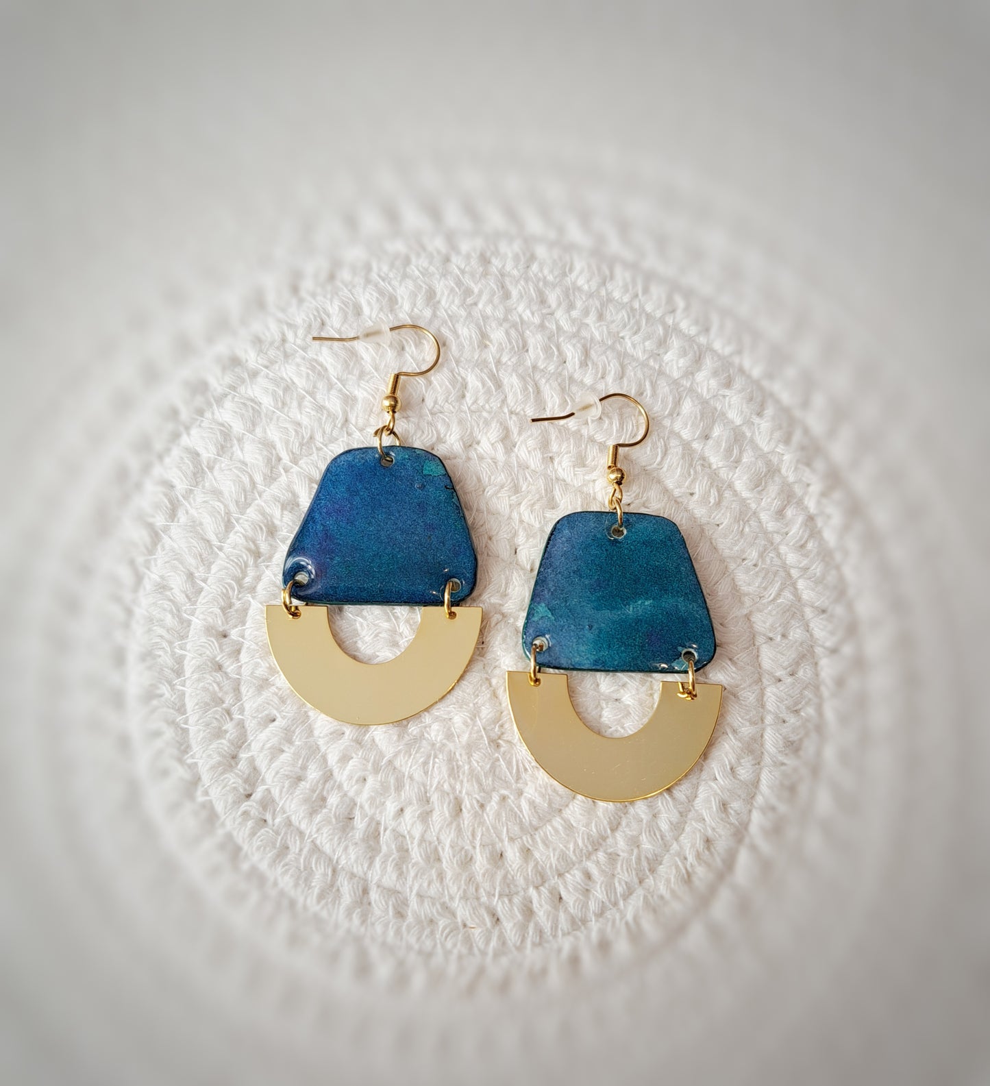 Boucles d'oreilles géométriques bleu vert aquarelle - demi cercle plaqué or 18k