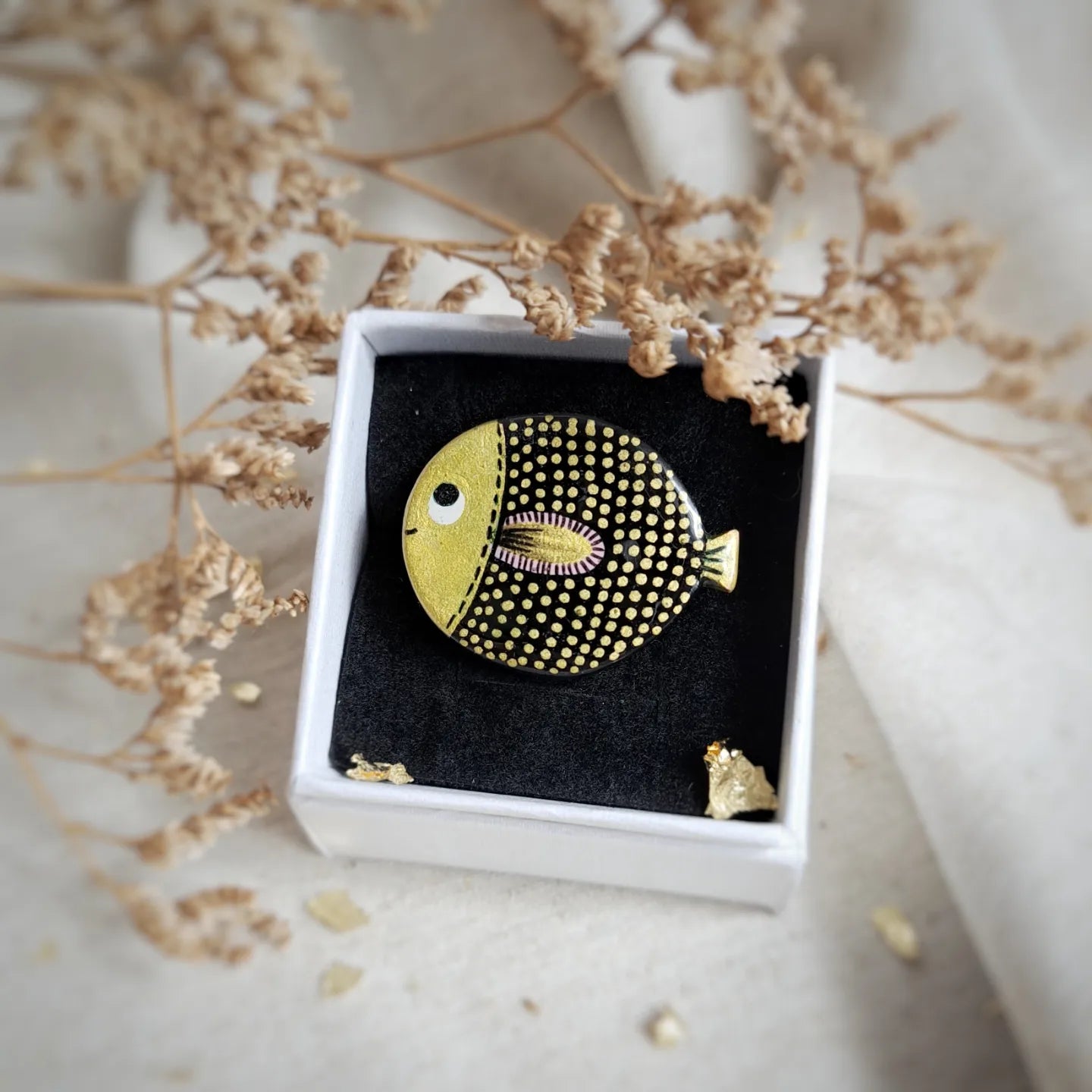 Broche "Poiskaï II" or, noir acrylique design unique argile - or