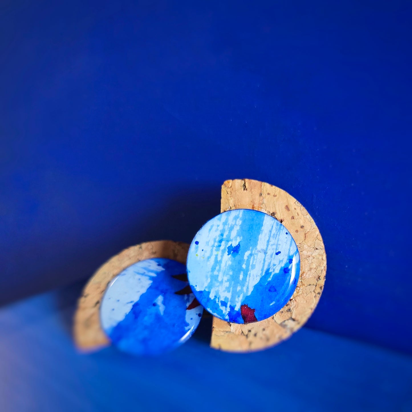 Puces d'oreilles "Empreinte II" Bleu outremer, bordeaux - Aquarelle & Liège